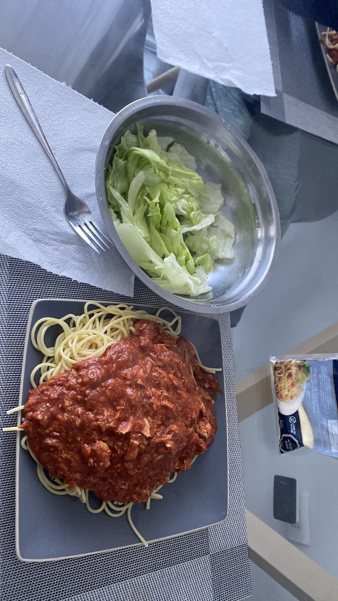 Espaguetis con salsa y ensalada