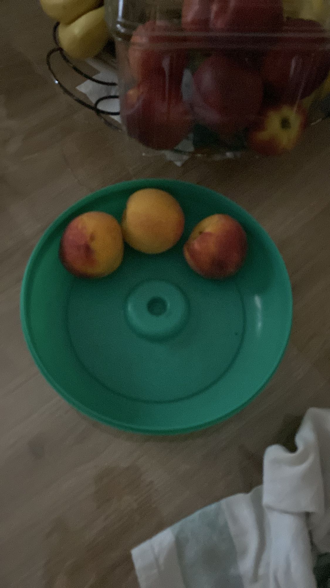 Üç nektarin tabağı