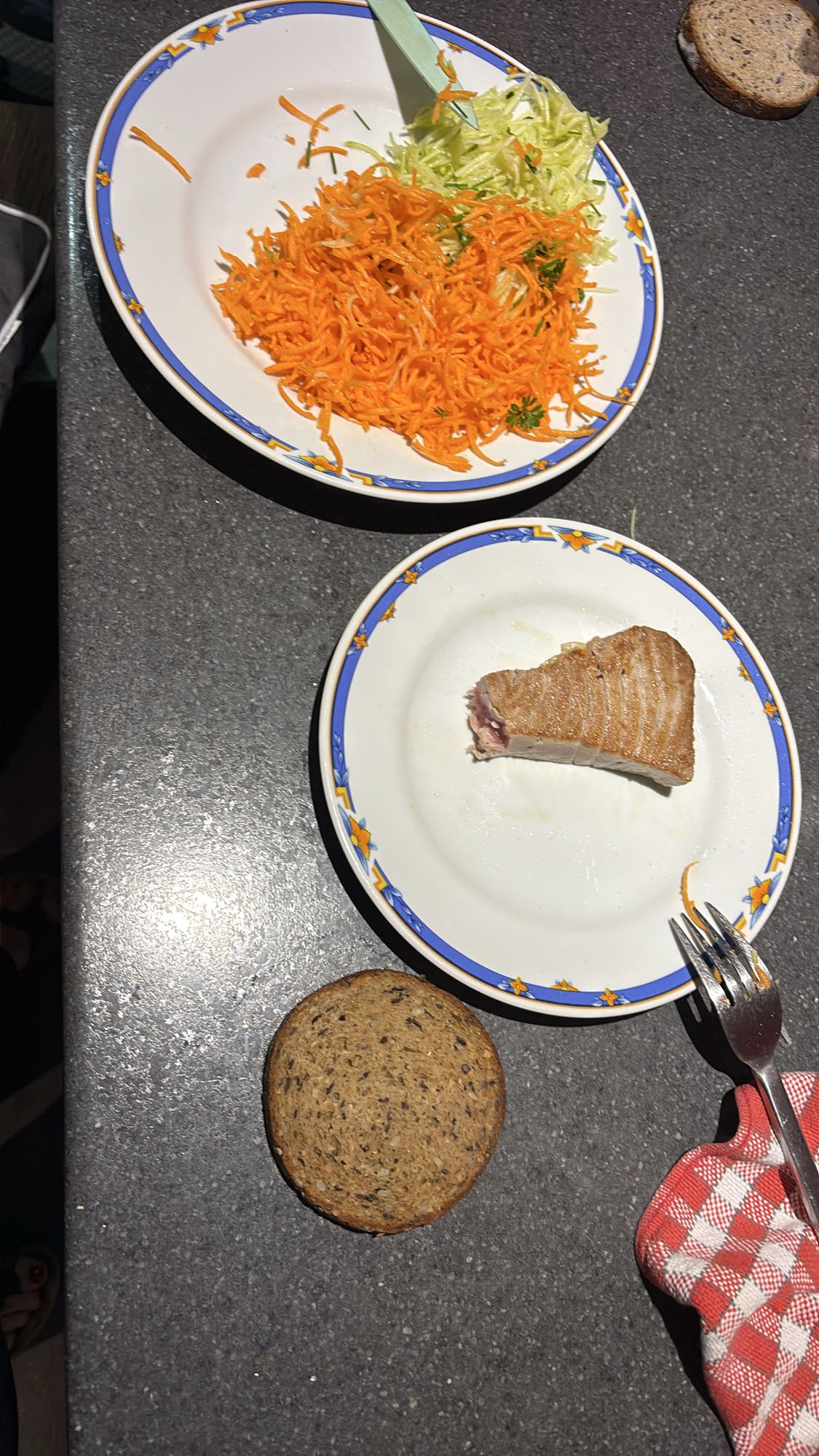 Thon, crudités et pain