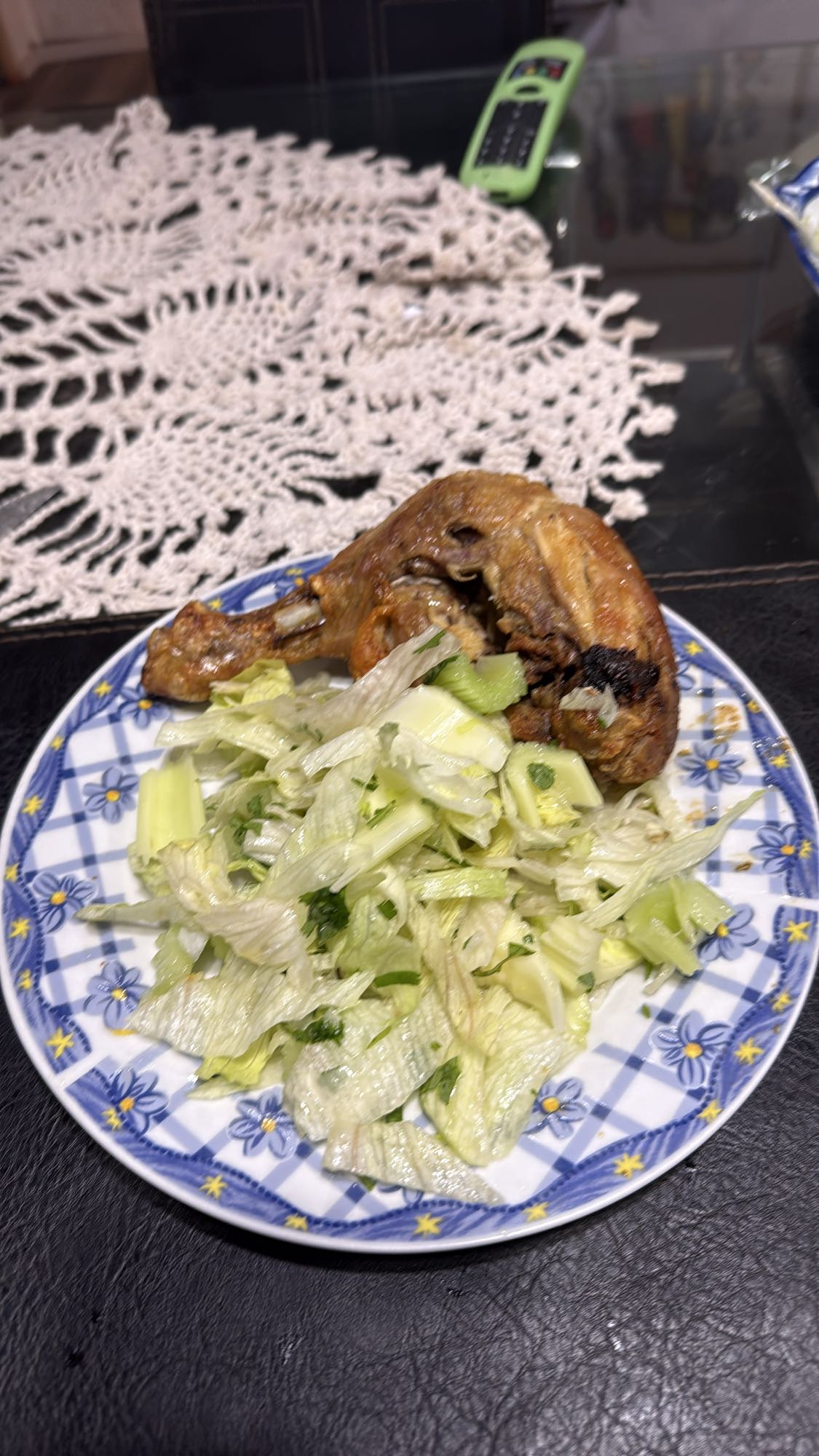 Pollo asado con ensalada