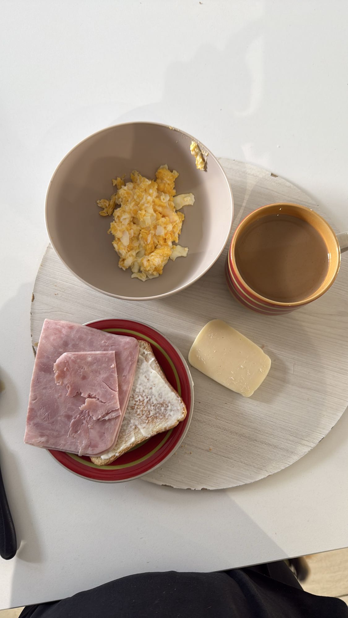 Desayuno con jamón y huevo