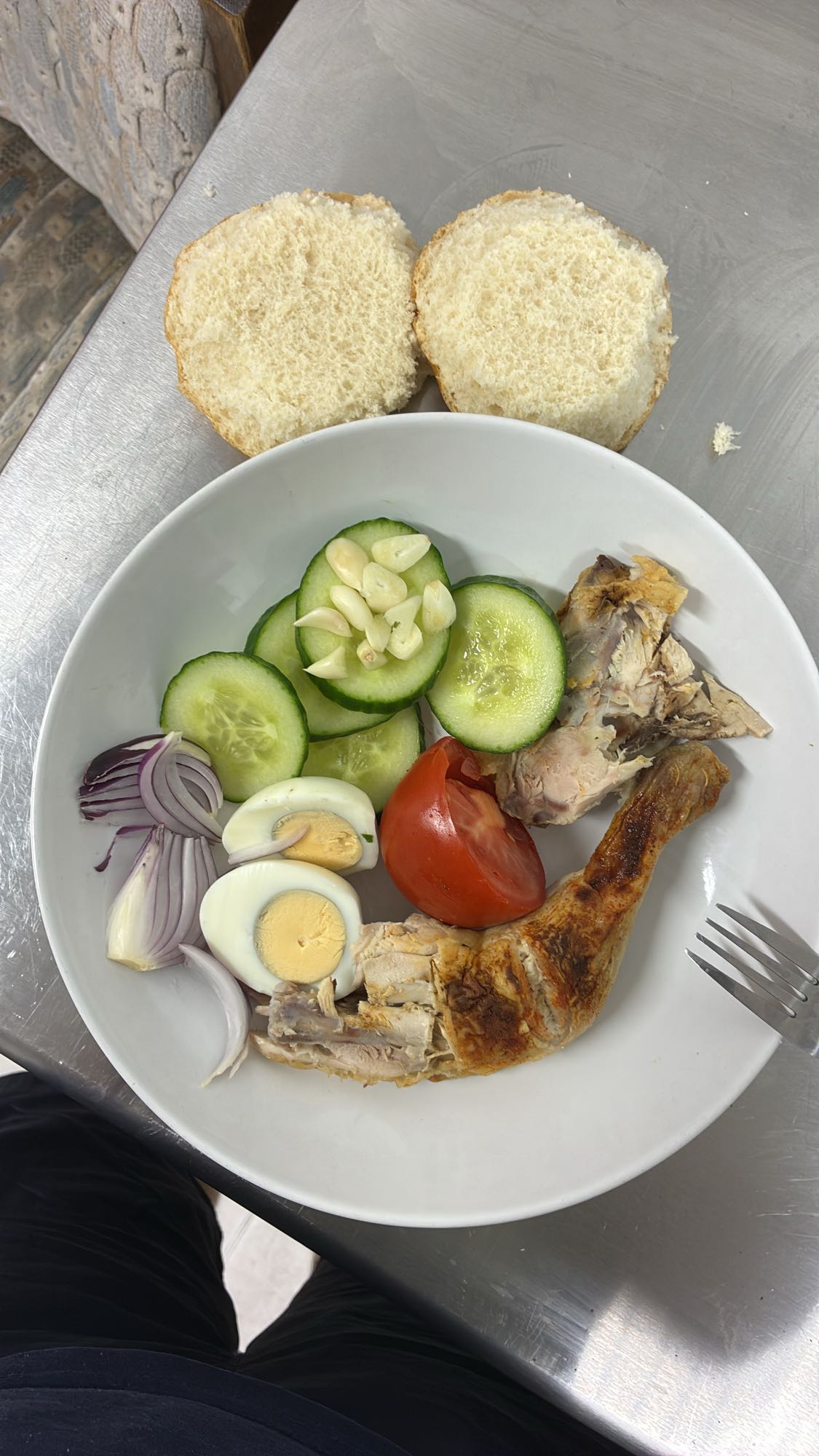 Курка з овочами та яйцем