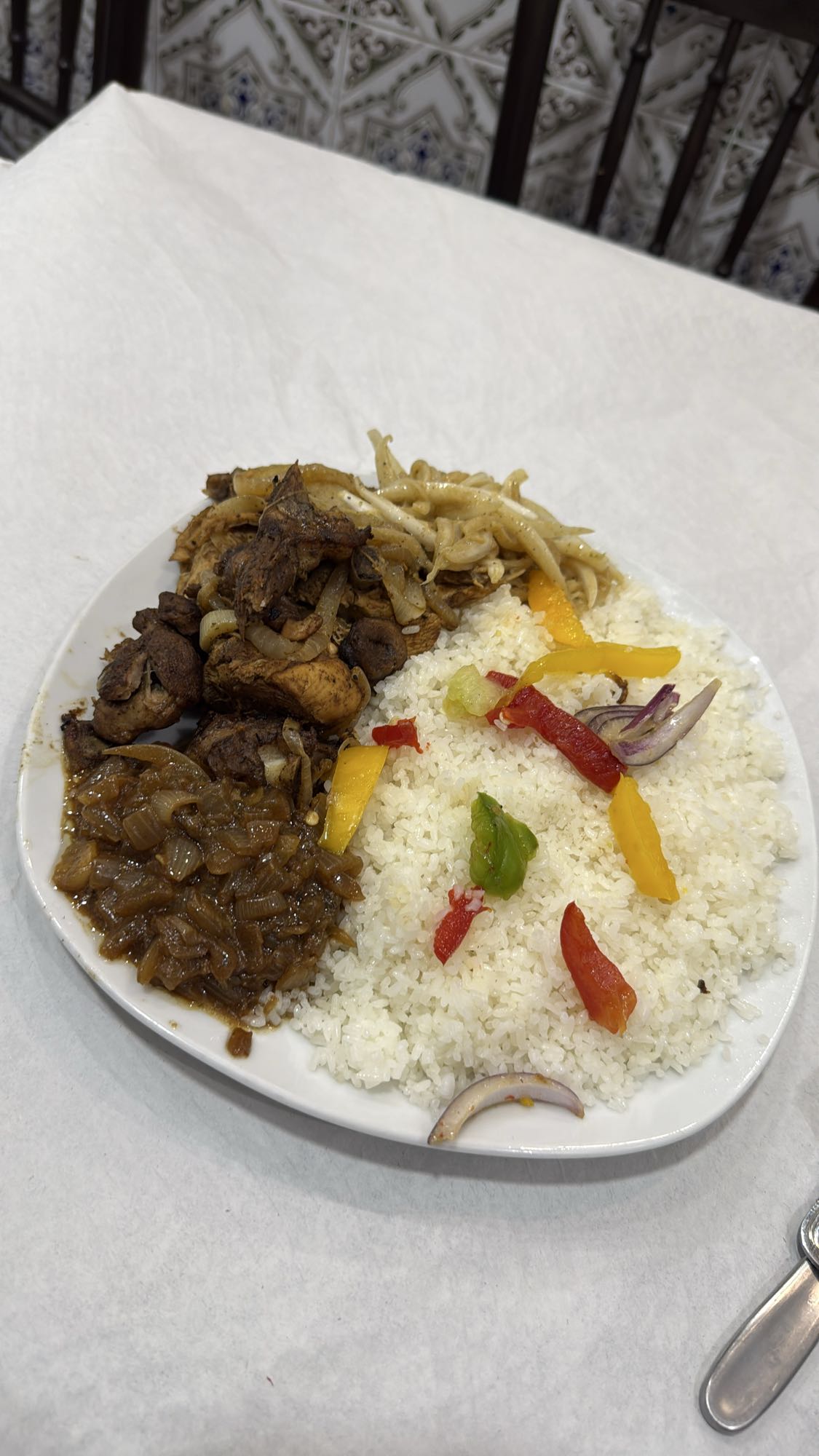 Arroz con pollo y verduras