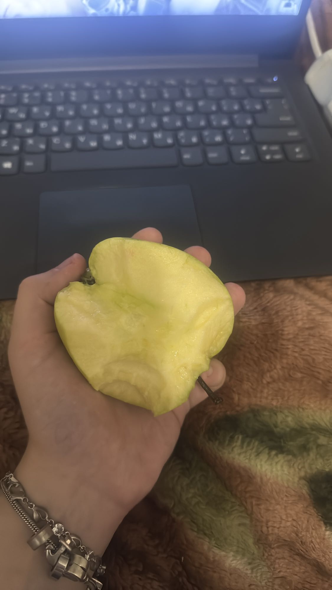 надкусанное яблоко