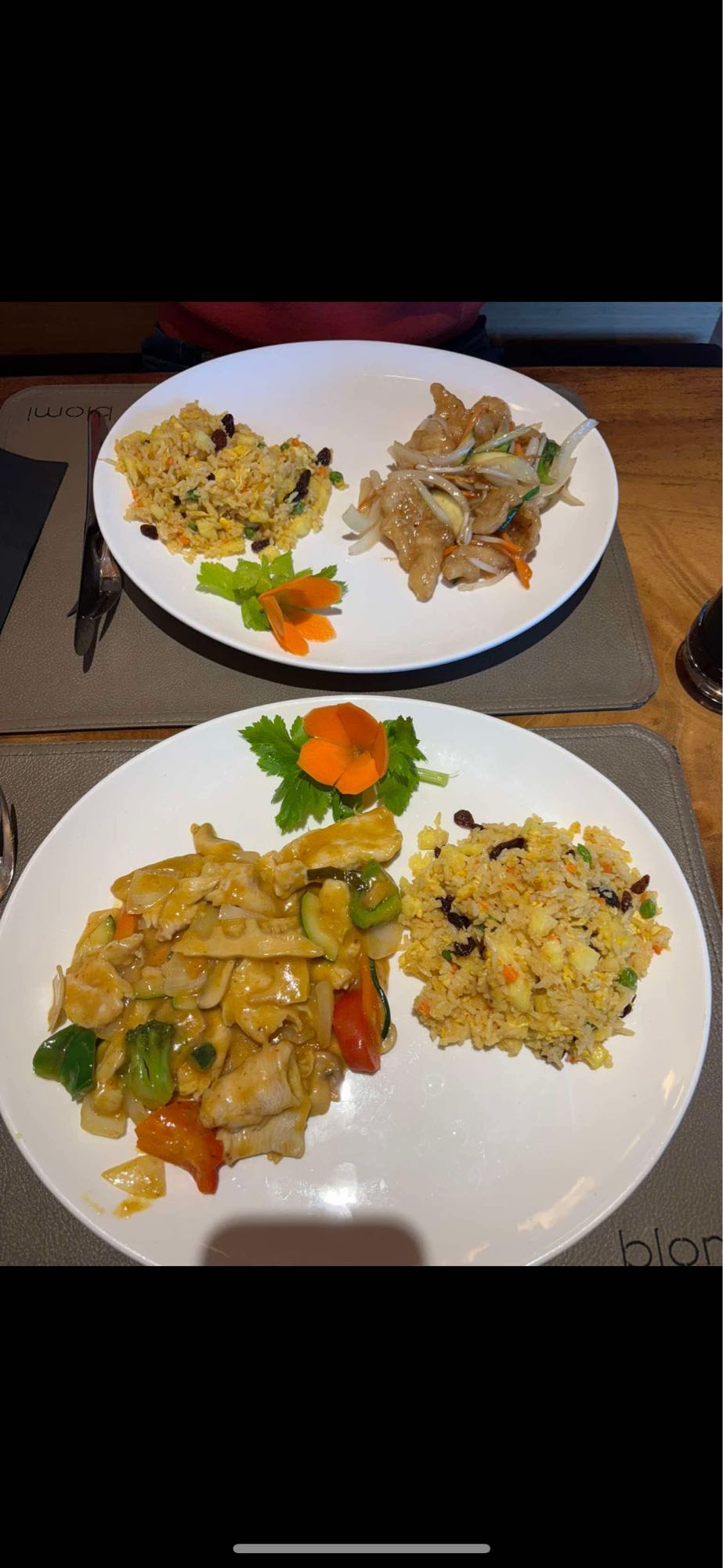 Poulet sauté et riz frit