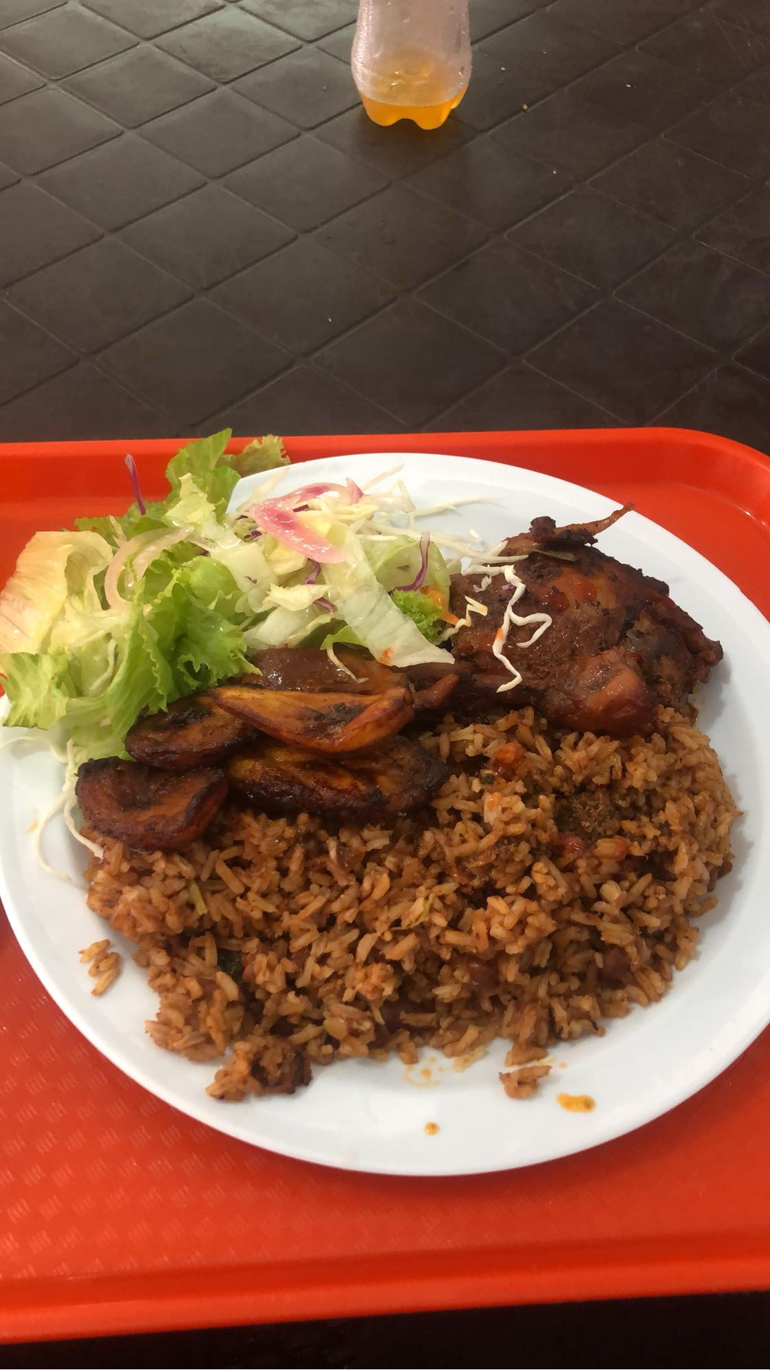 arroz con pollo, plátano y ensalada