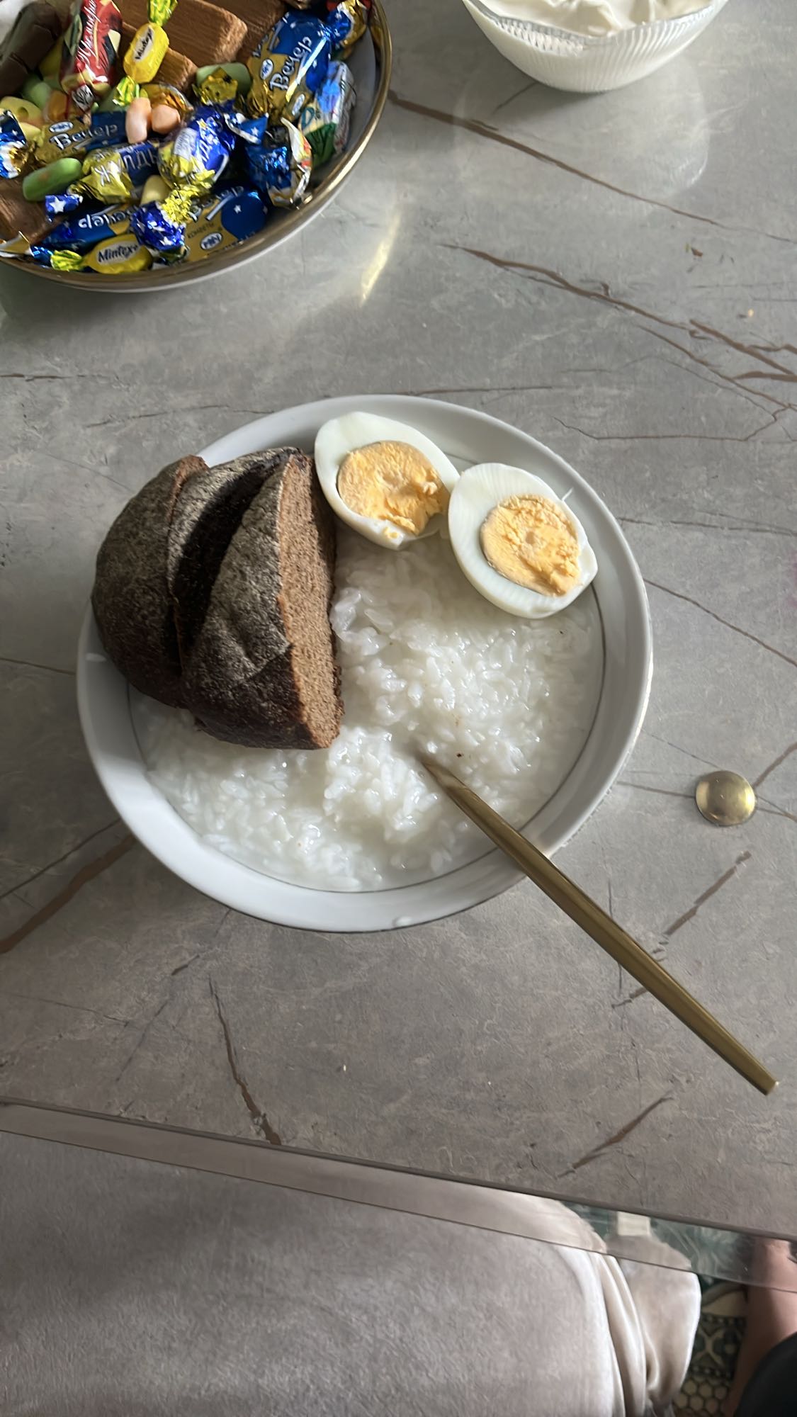 рис с яйцом и хлебом