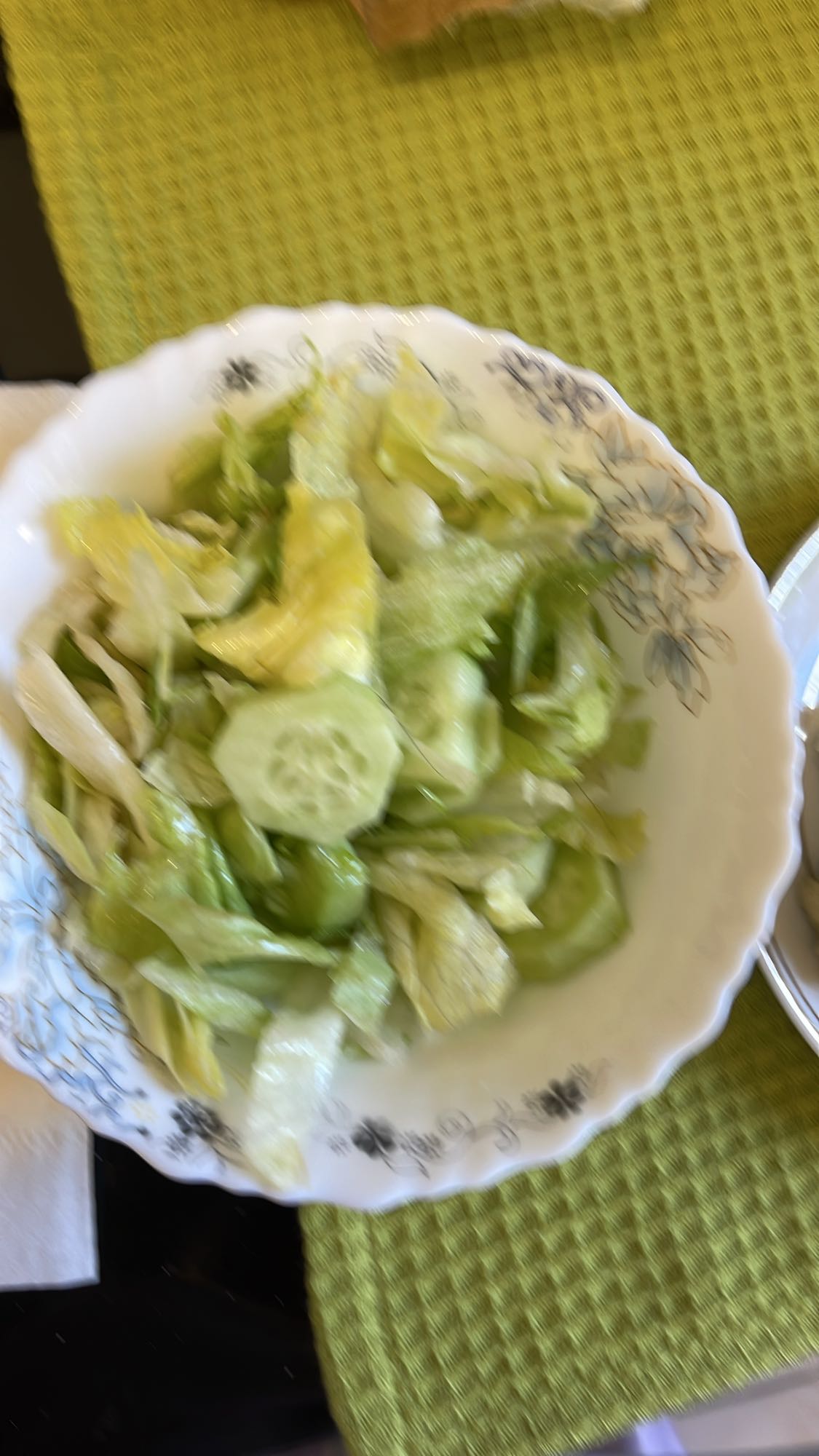 Salată verde cu castraveți