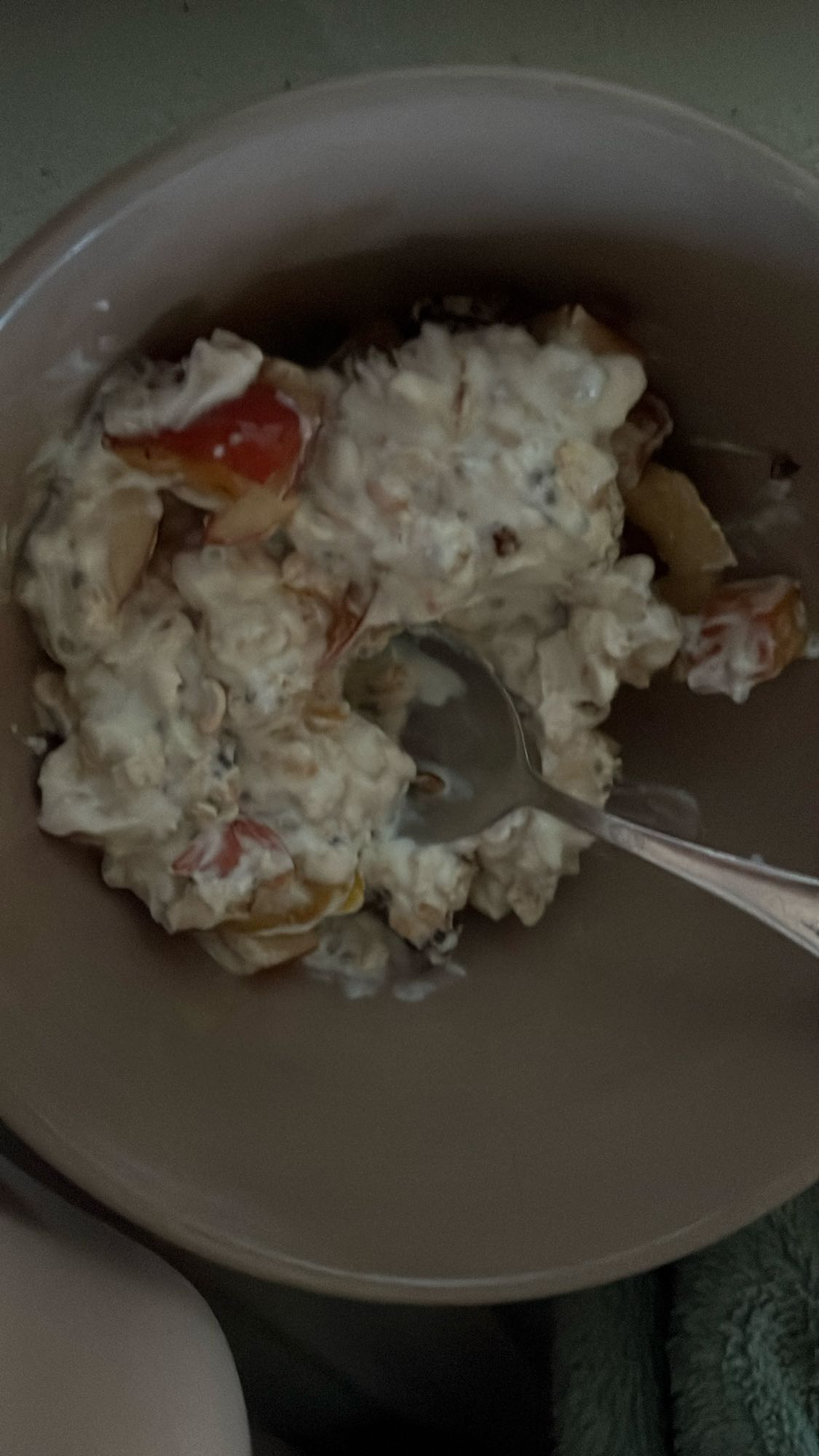 Müsli mit Joghurt, Apfel, Chiasamen und Schokolüsli