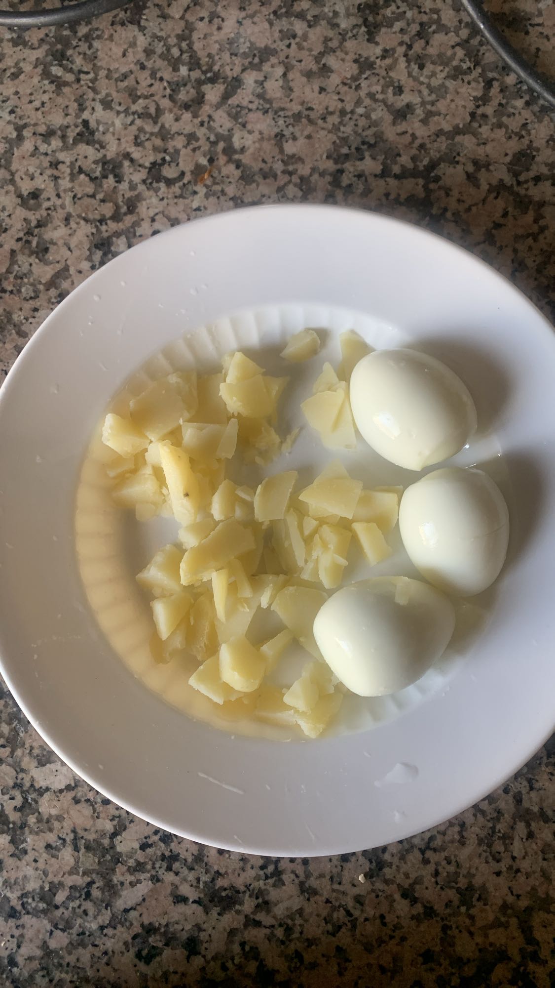 بيض وبطاطا مسلوقة