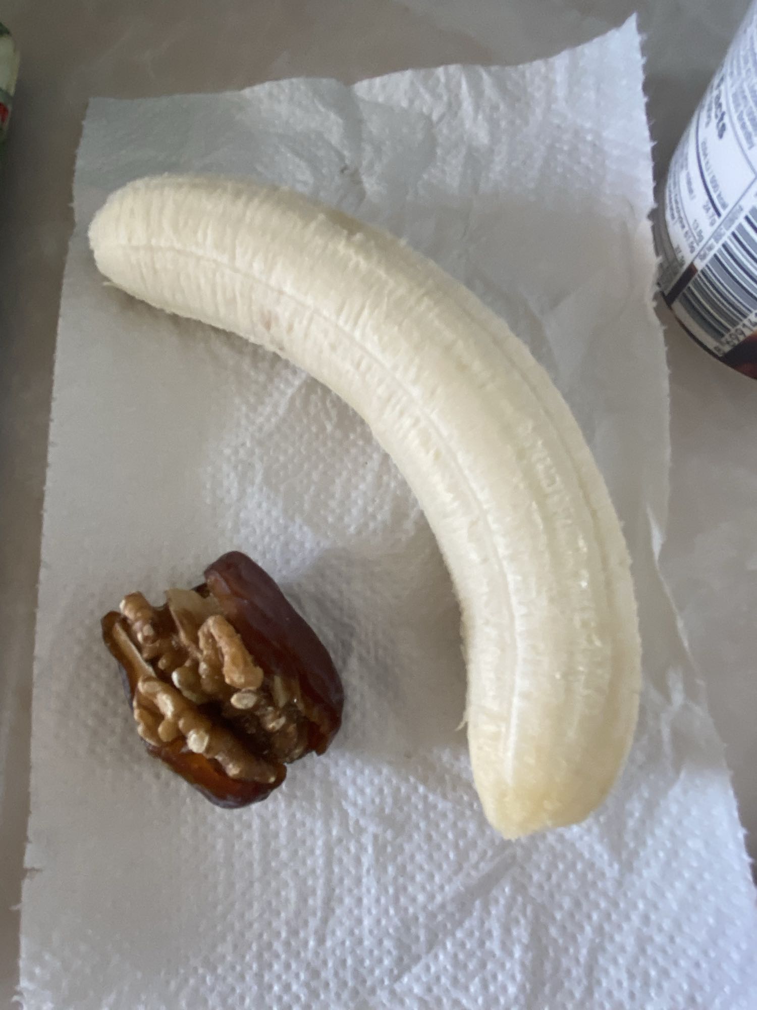 موزة وتمر بالجوز