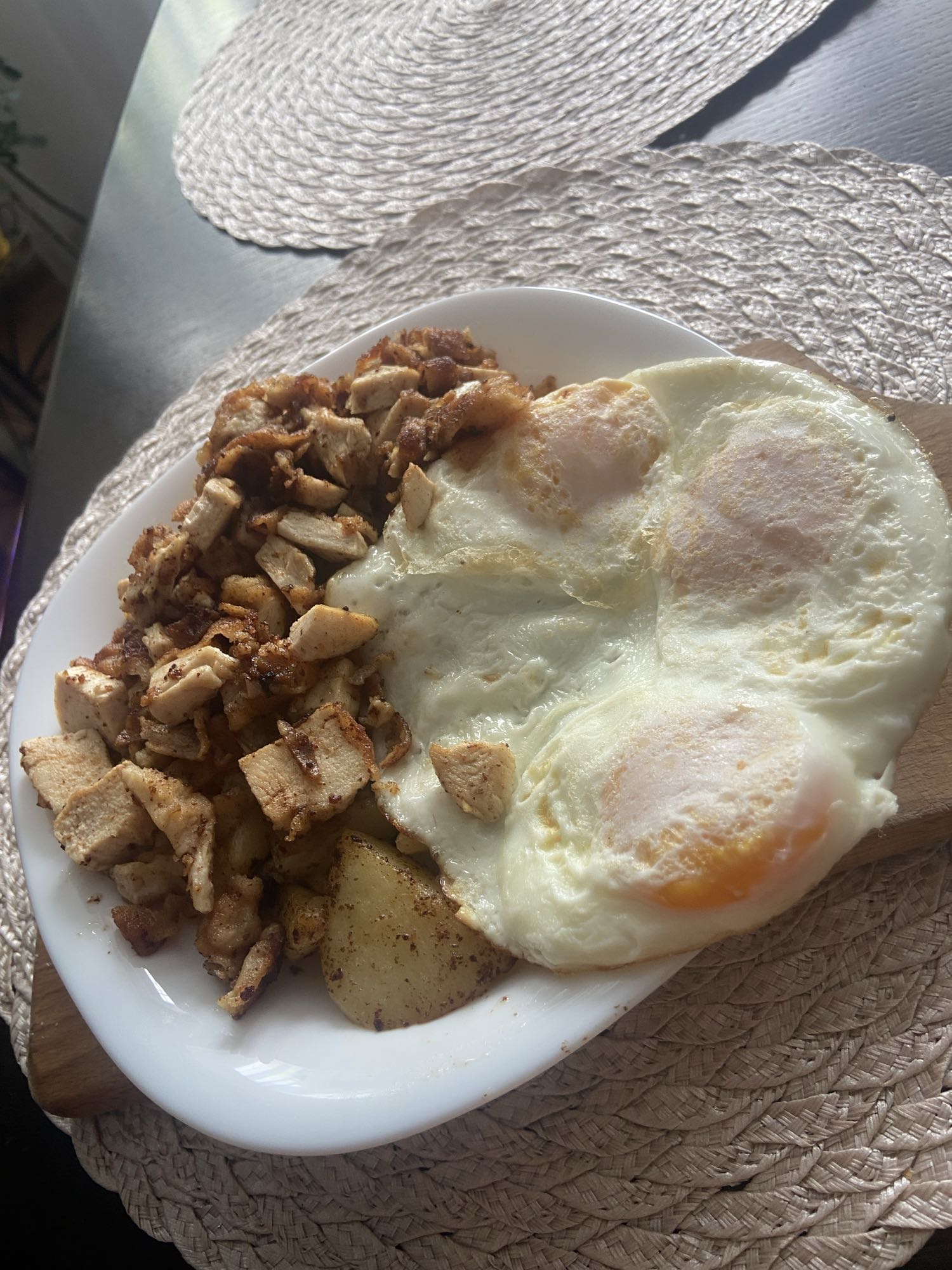 Jajka z kurczakiem i ziemniakami