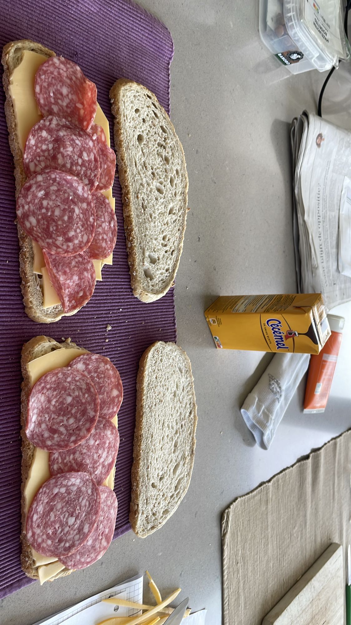 Salami kaas broodje met chocomel