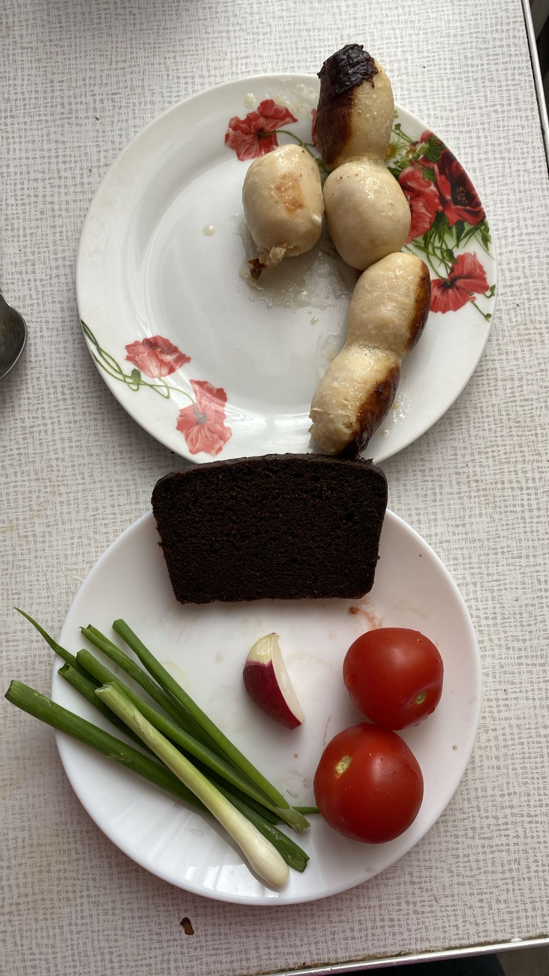 Куриная колбаса с овощами и хлебом