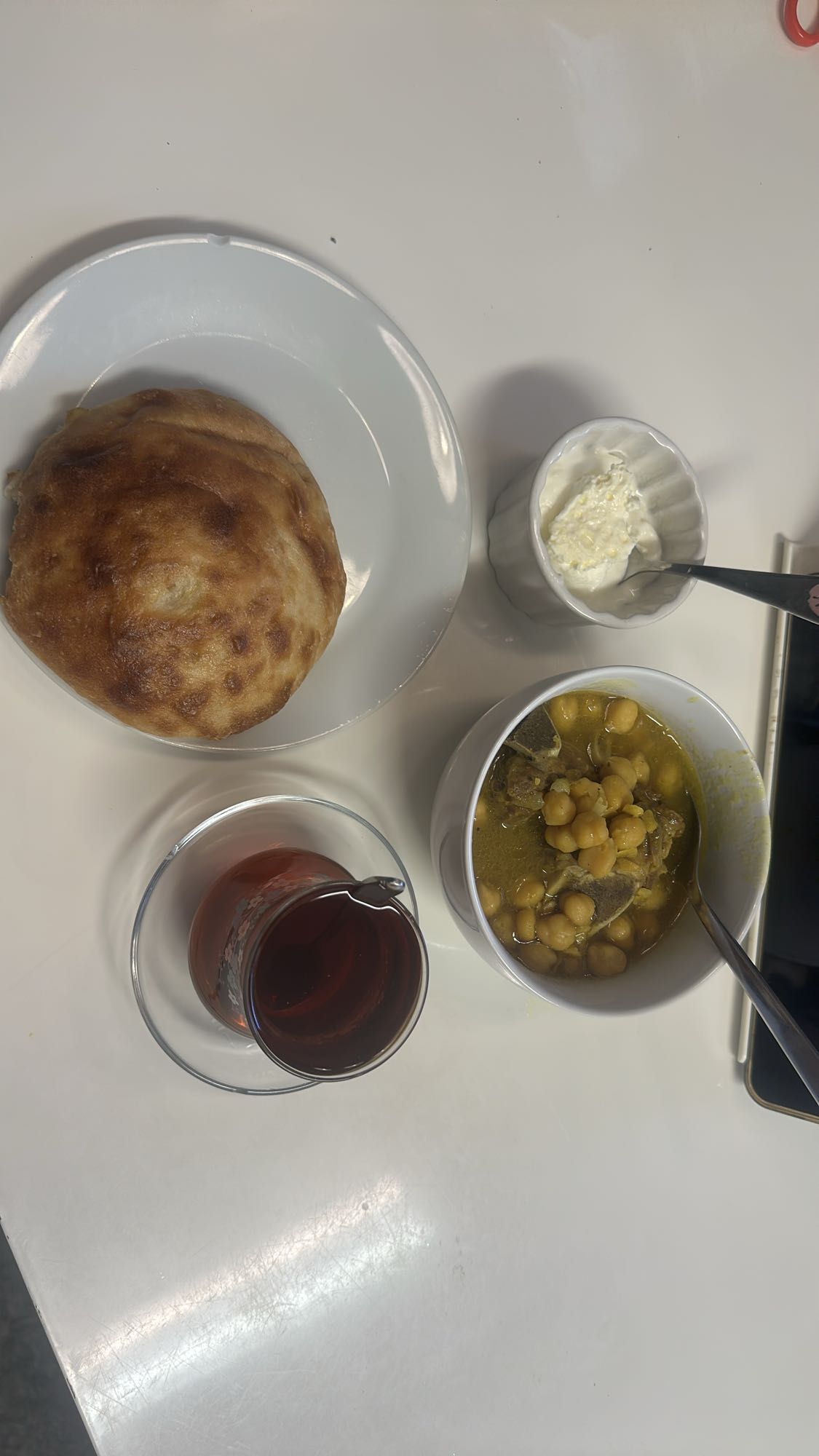 Bröd, kikärtsgryta, yoghurt, te