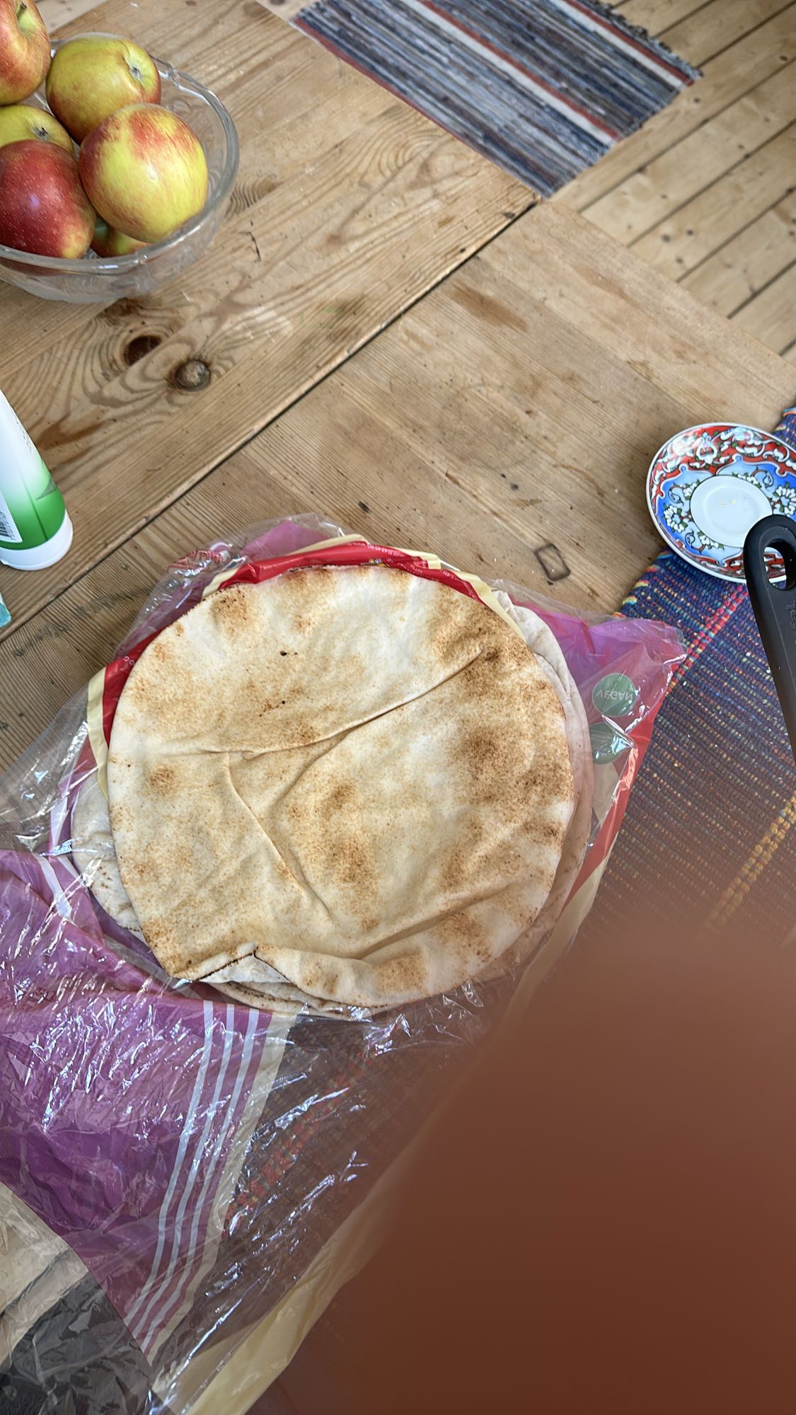 Pitabröd och äpplen