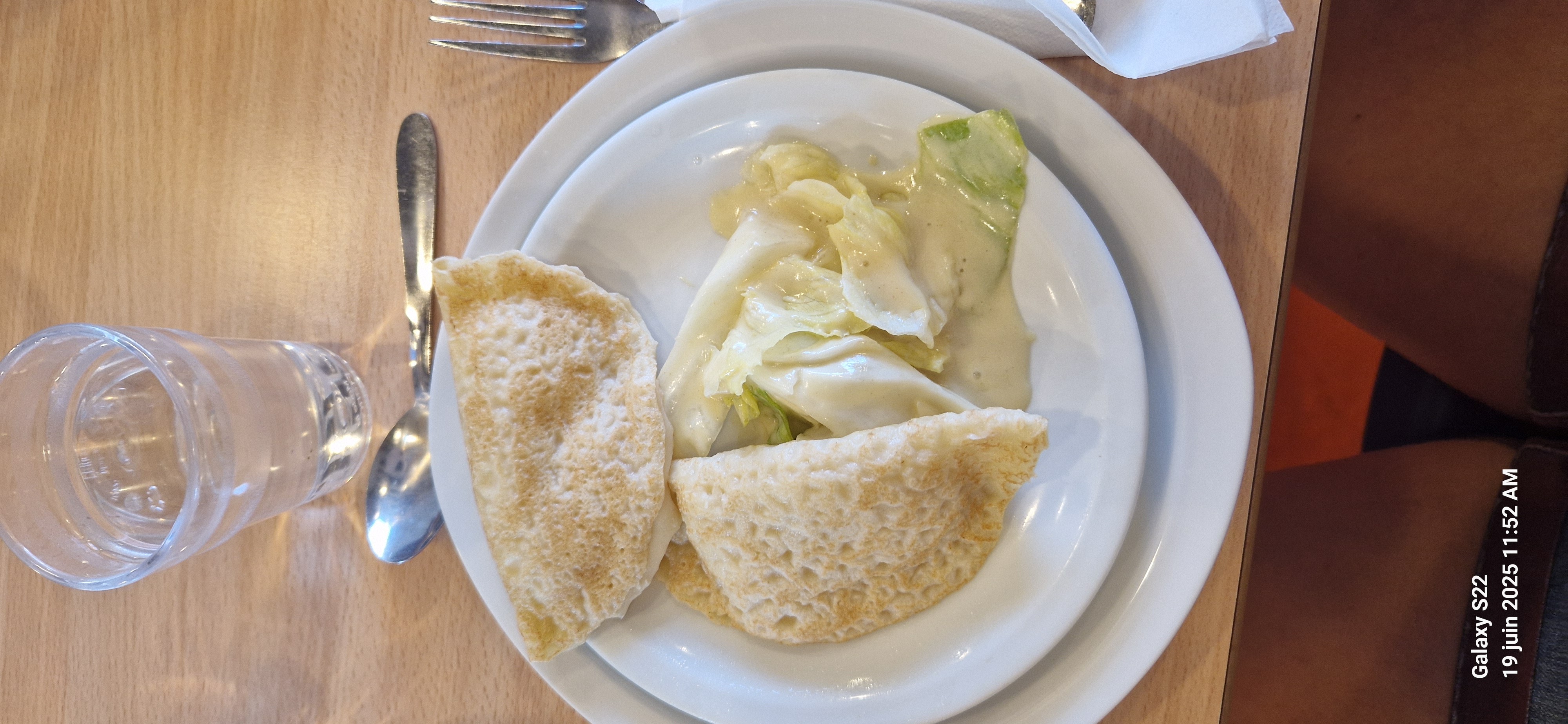 Salade et 2 crêpes au fromage