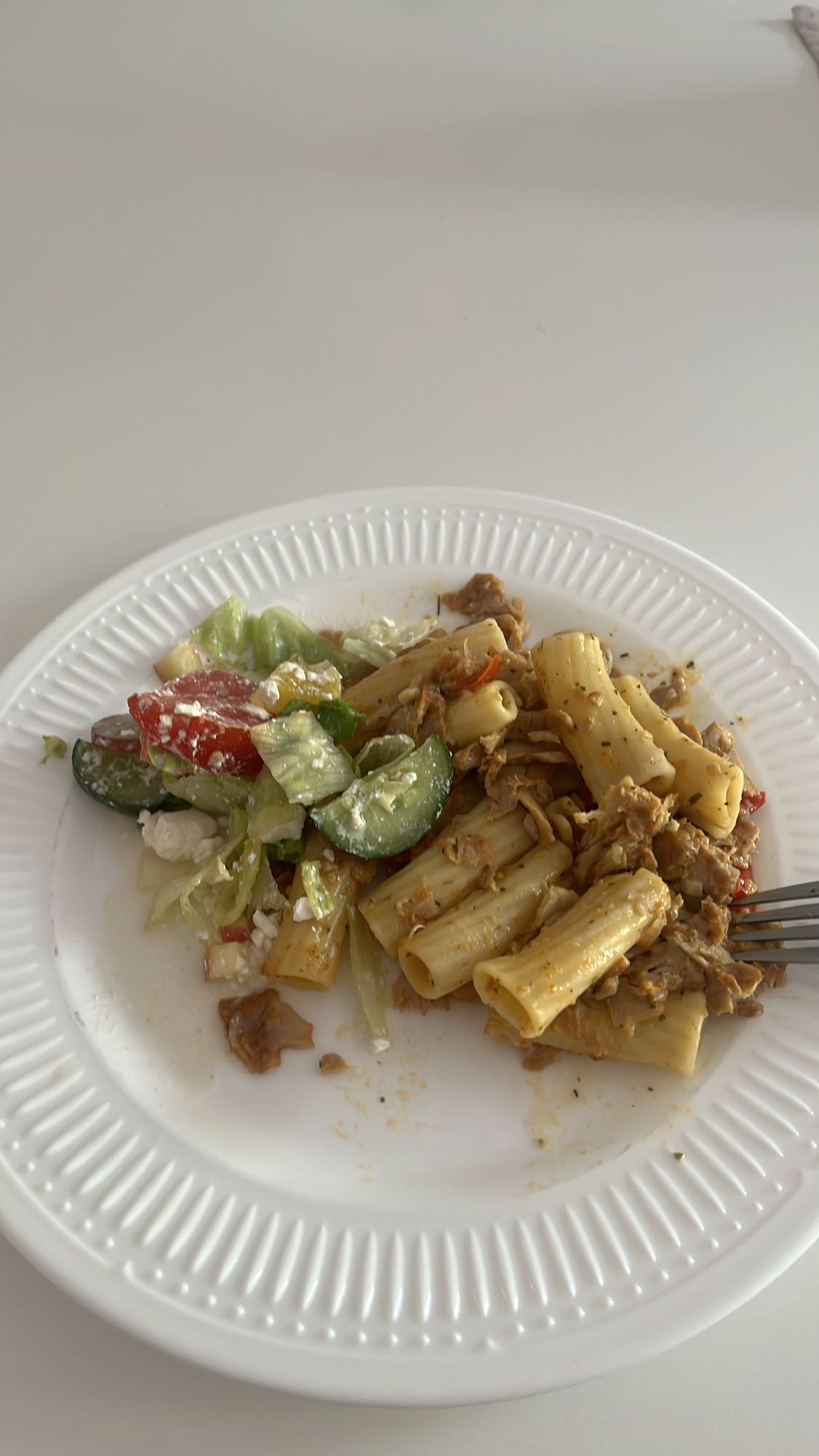 Pasta med kycklingkebab och sallad