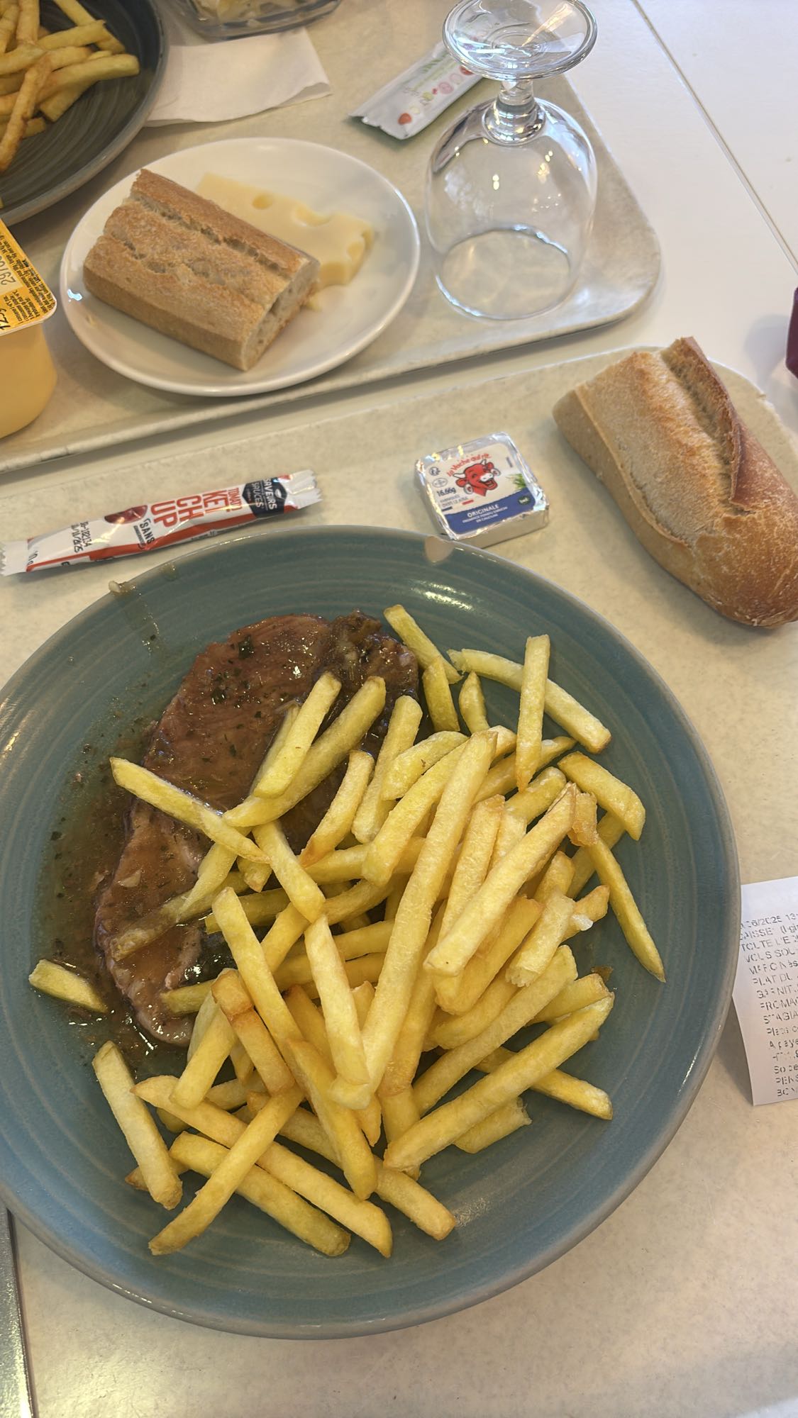 Steak frites et pain