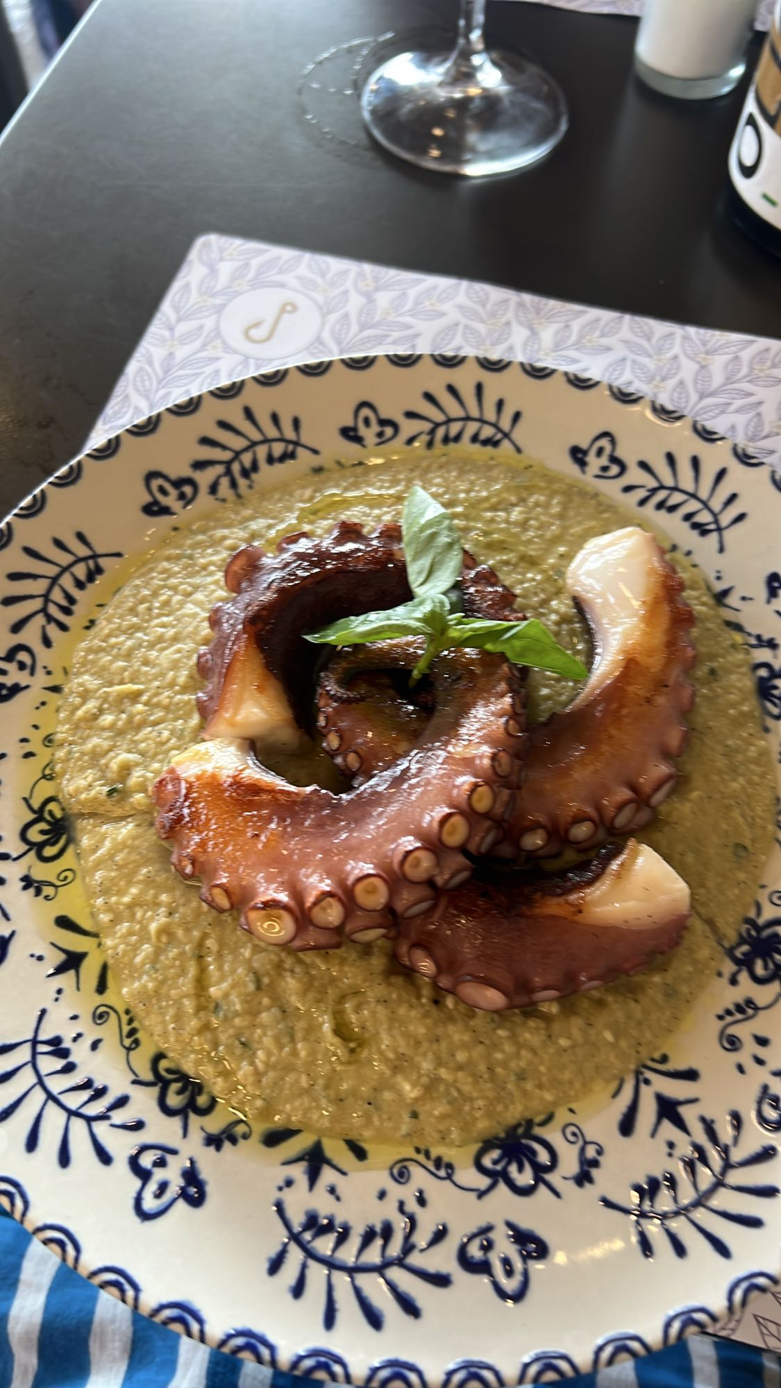 Caracatiță pe piure de mazăre