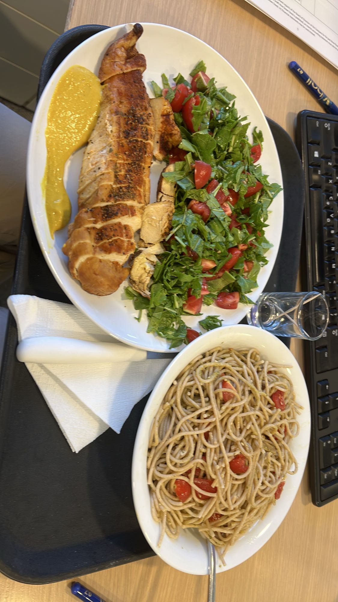 Κοτόπουλο με σαλάτα και ζυμαρικά