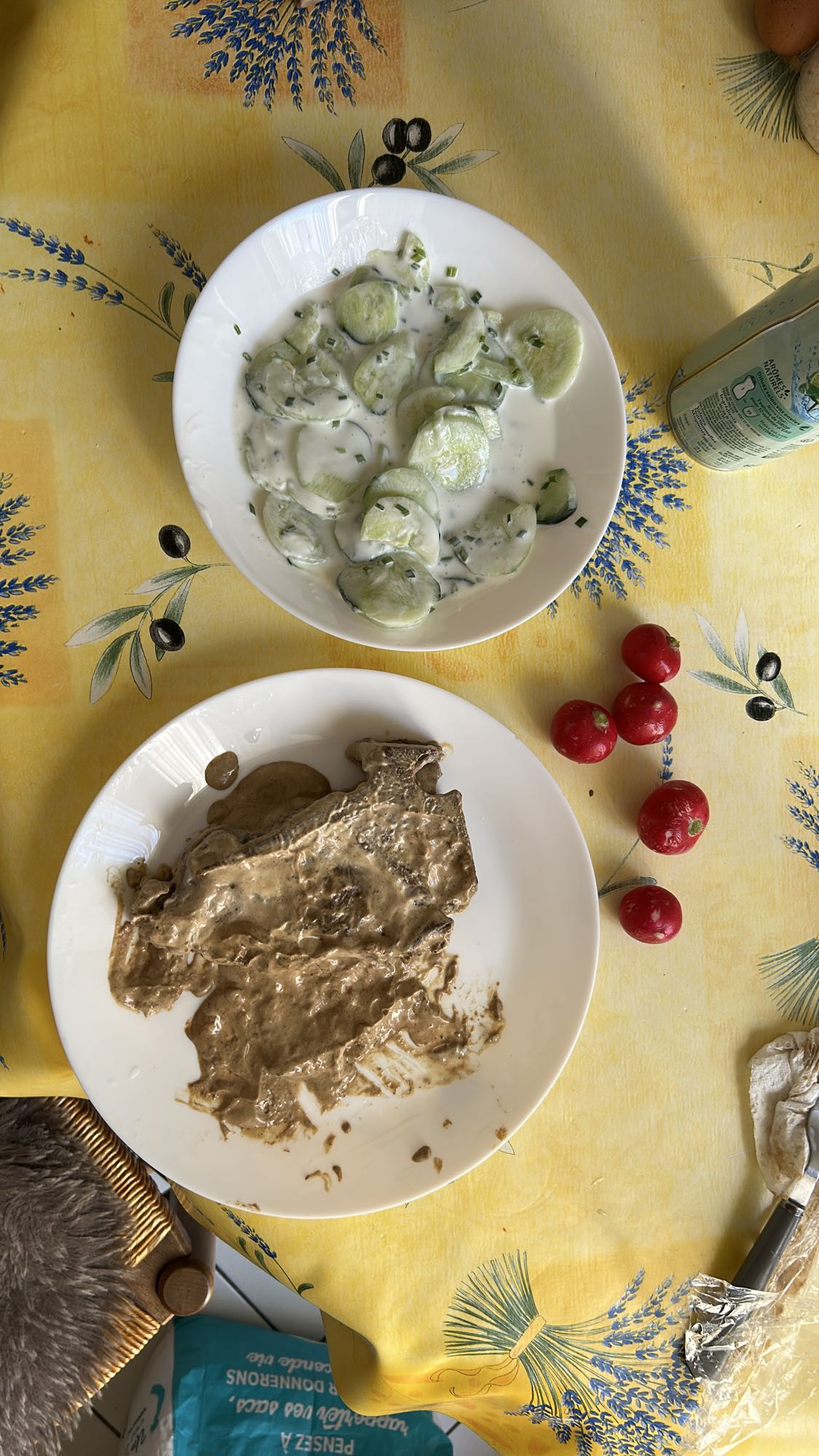 Steak et salade concombre
