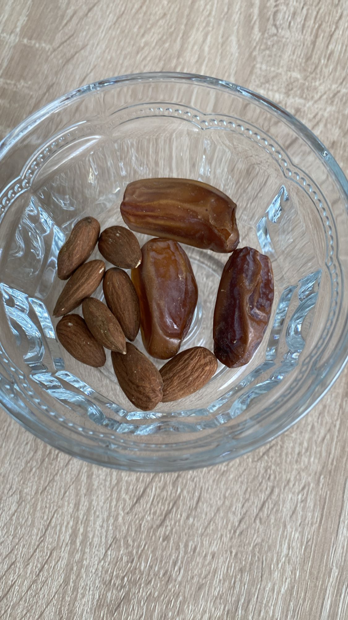 Badem ve Hurma Atıştırmalığı