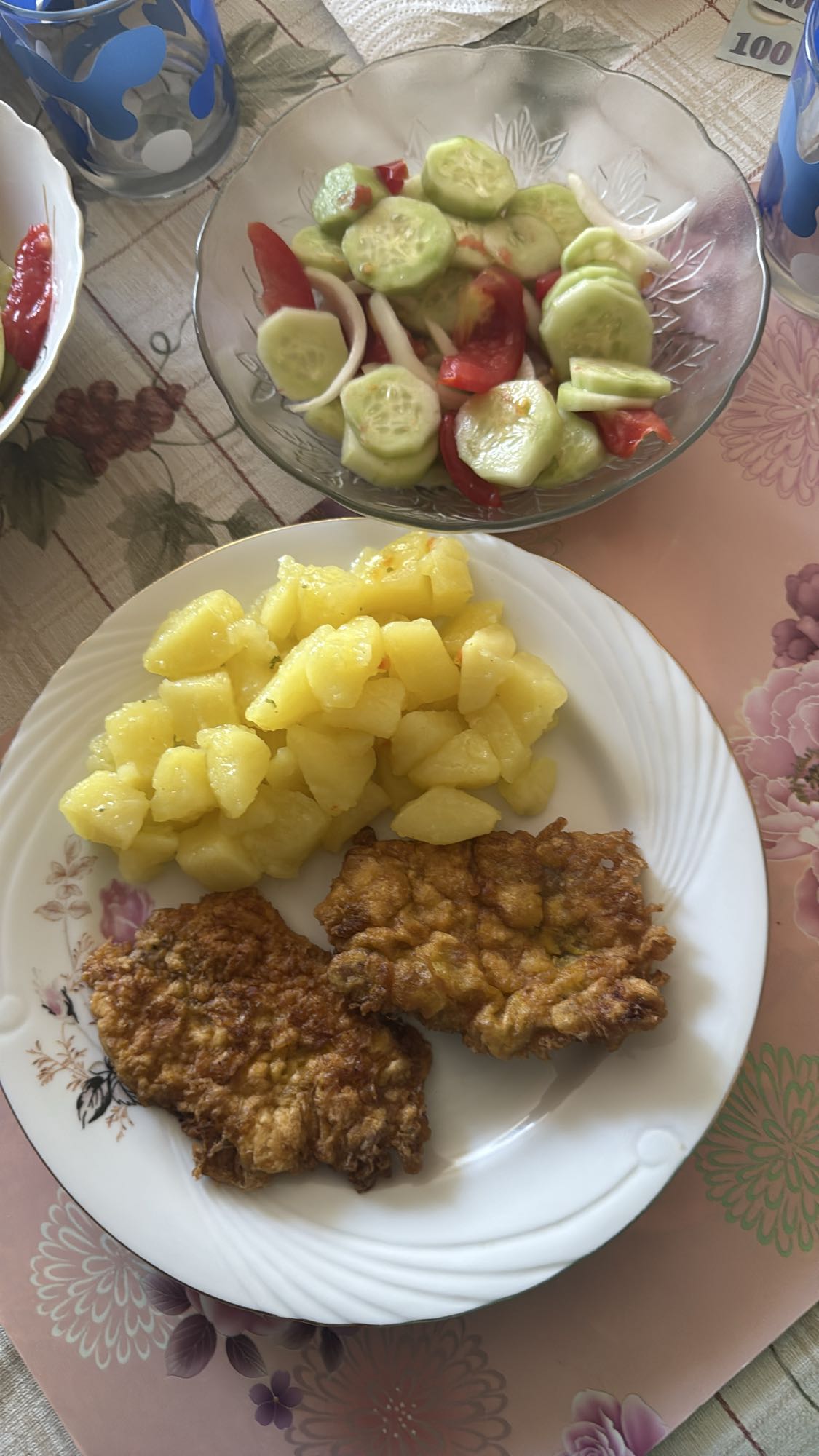 Șnițel cu cartofi și salată