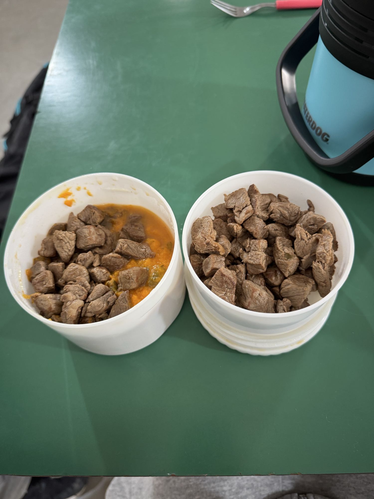 Carne de res con puré de calabaza, banana y mandarina