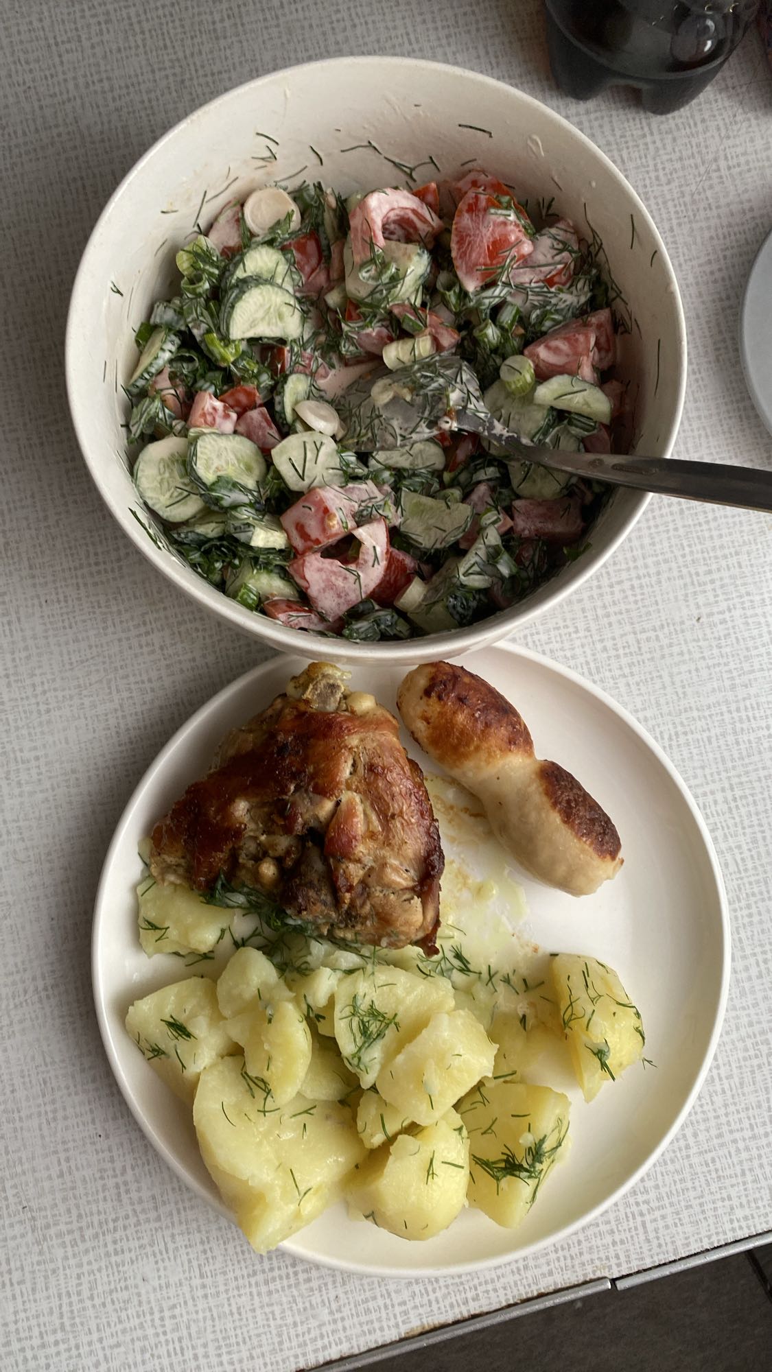 Курица с картошкой и салатом