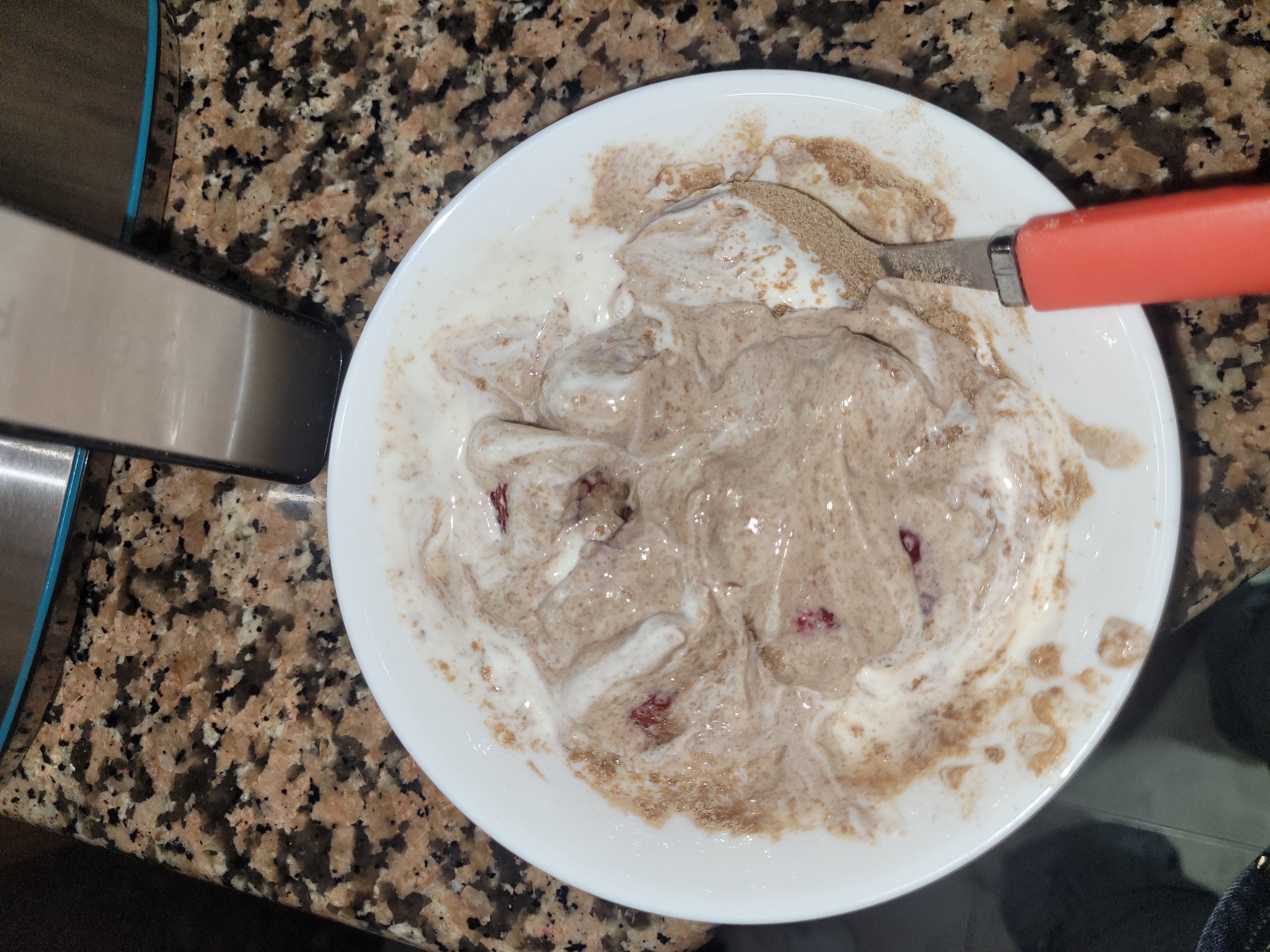 yogur con proteína y fruta