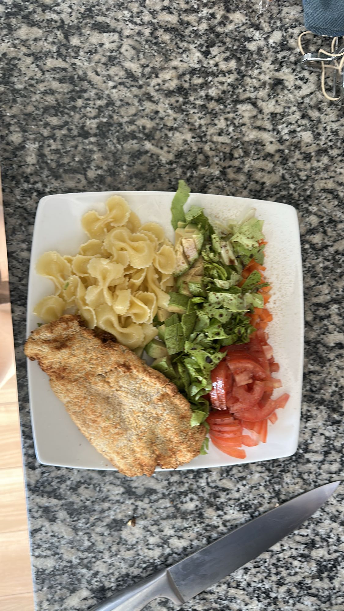 Milanesa con pasta y ensalada