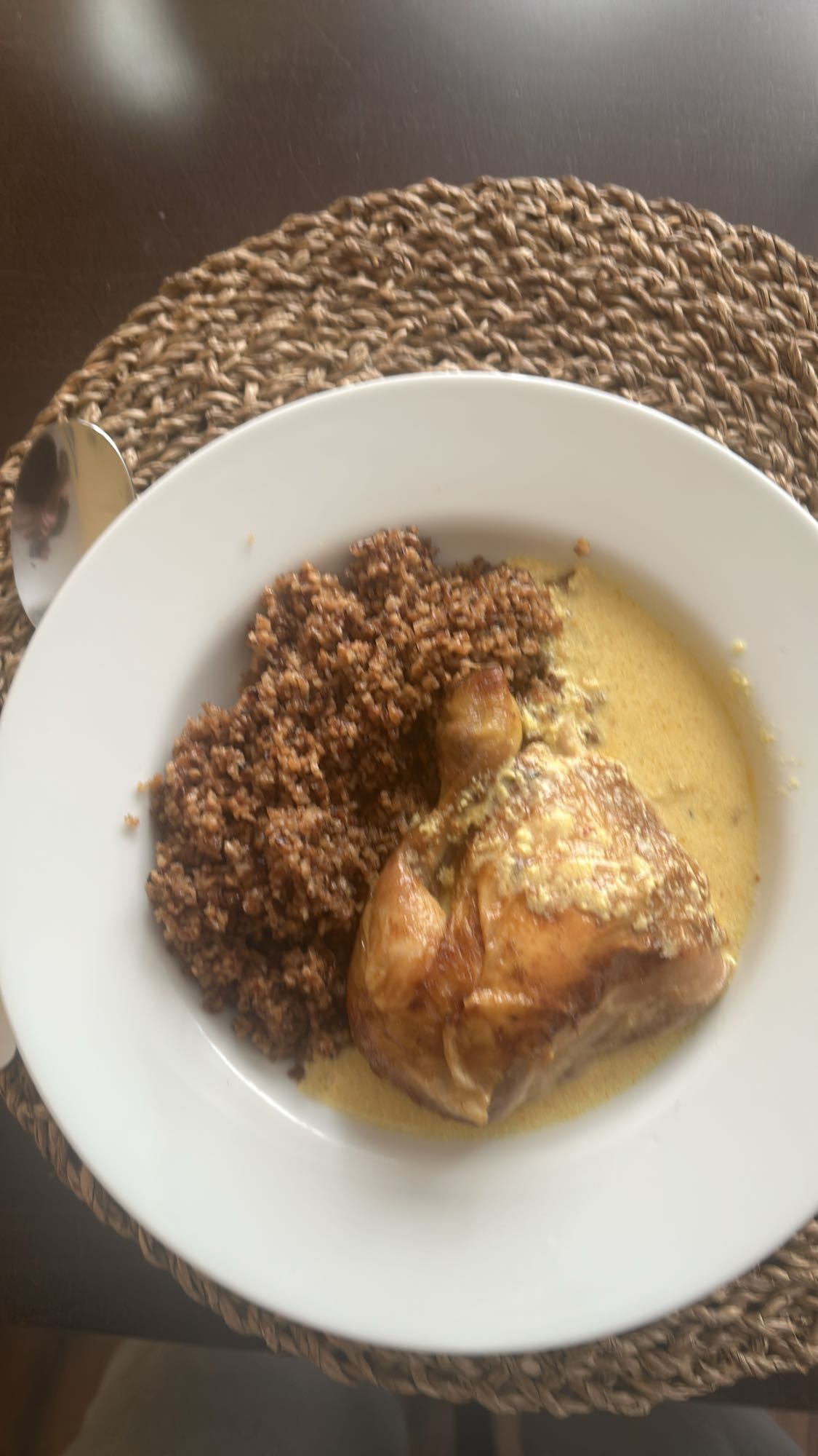 pollo con bulgur y salsa
