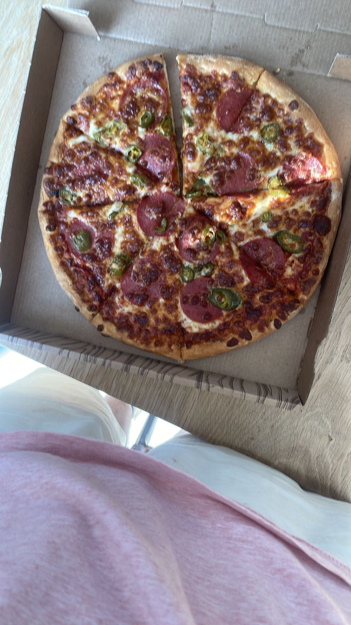 Pepperoni pizza met jalapeño