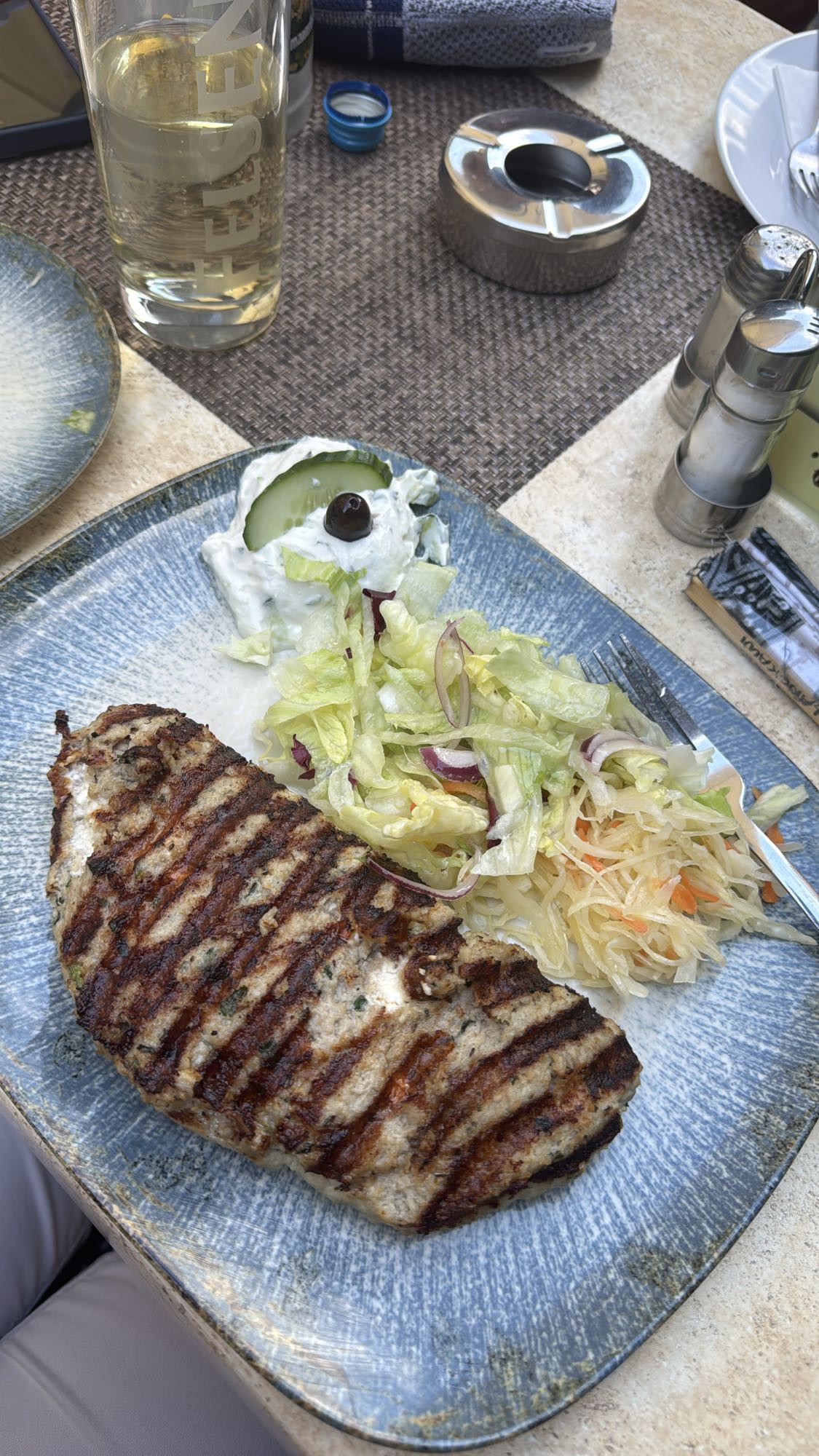 Gegrilltes Hähnchen mit Salat