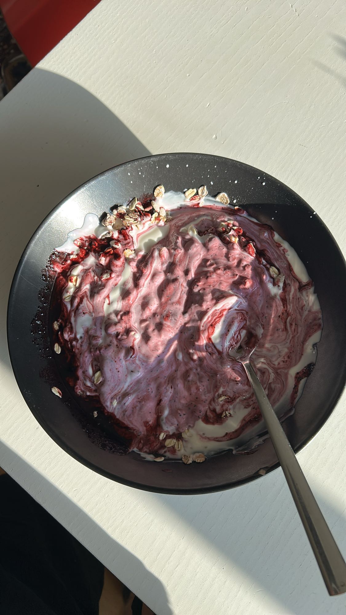 Yoghurt med bär och müsli