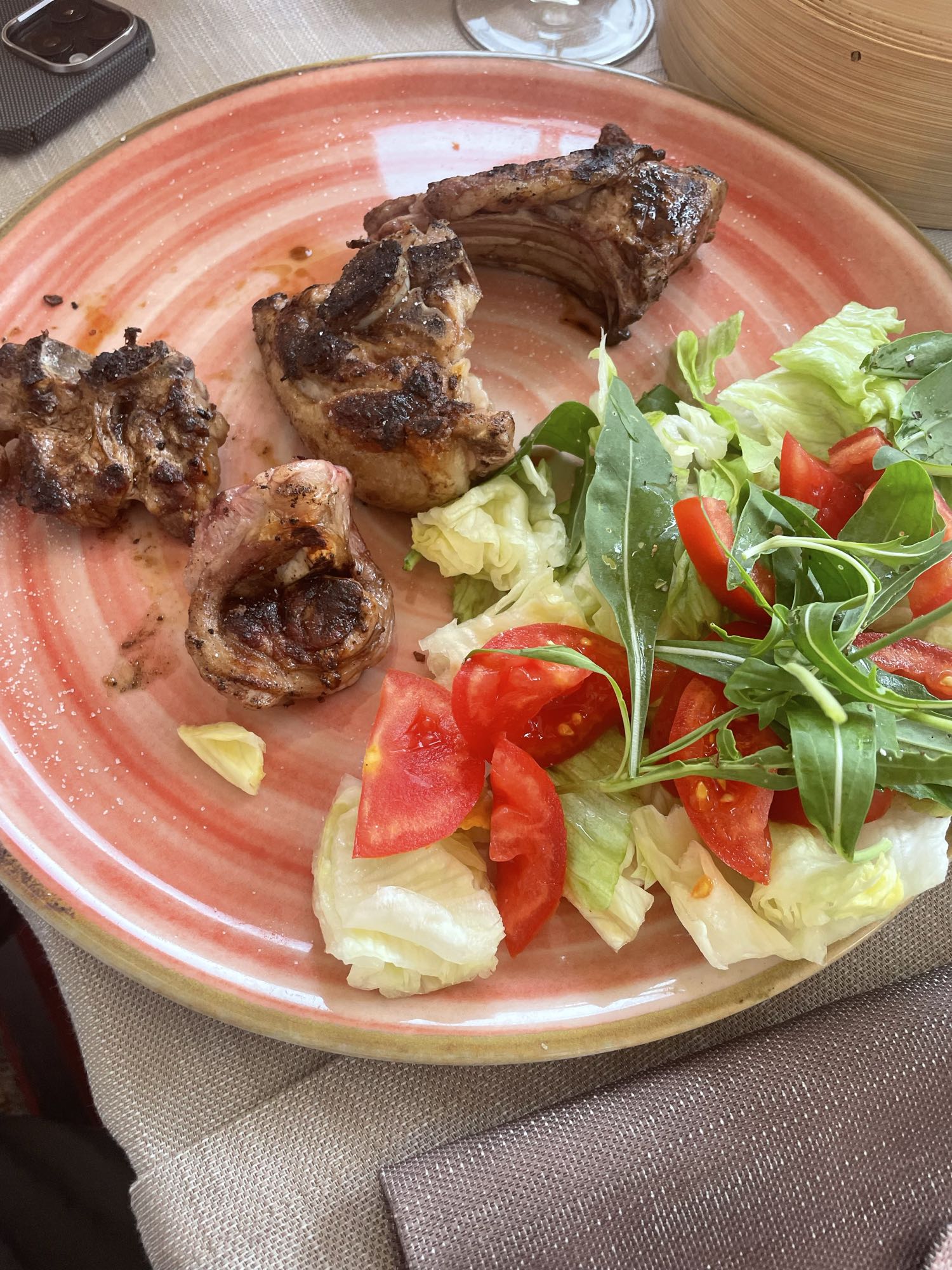 Cotlete cu salată verde