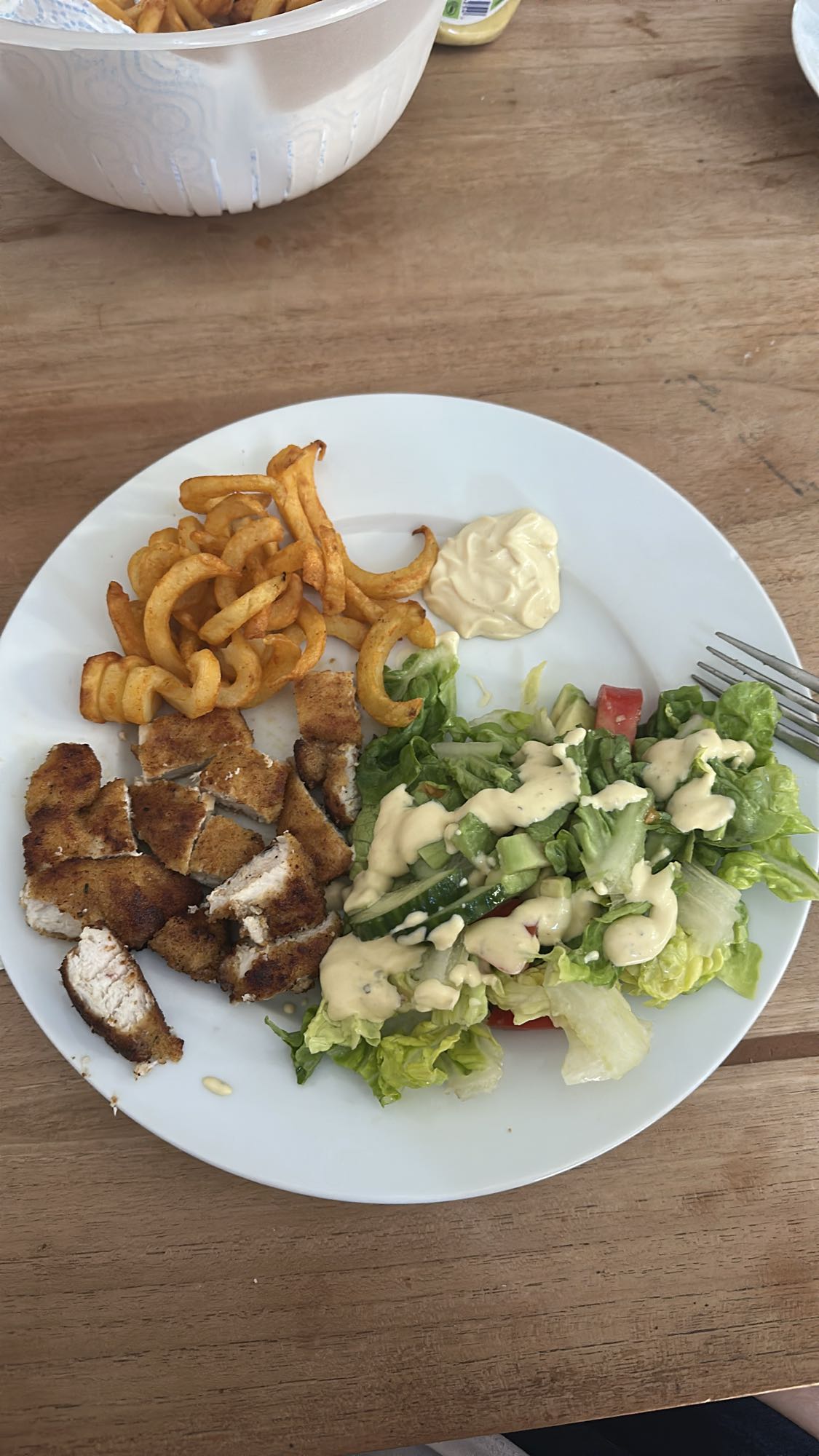Kip met krulfriet en salade