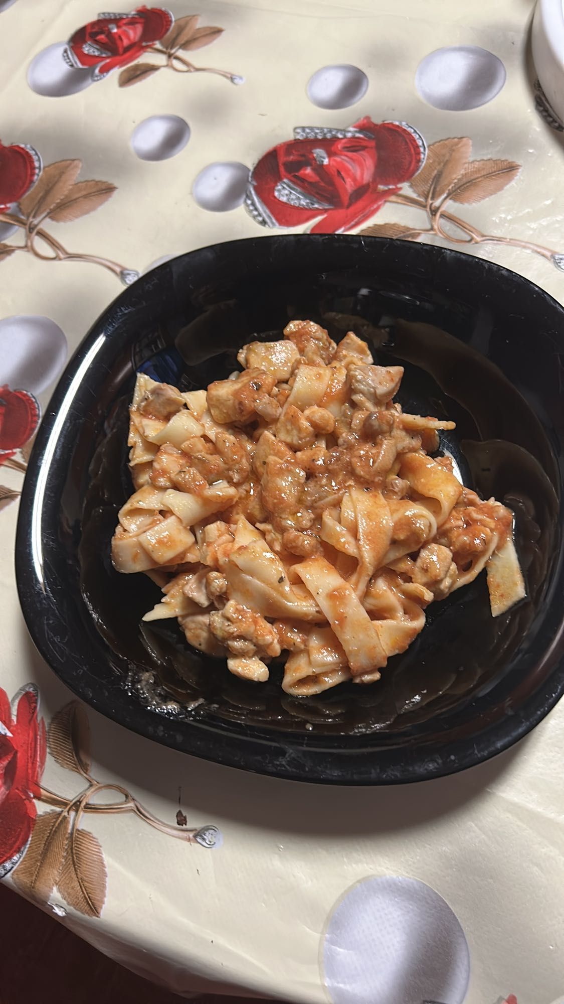 Paste cu pui și sos roșu