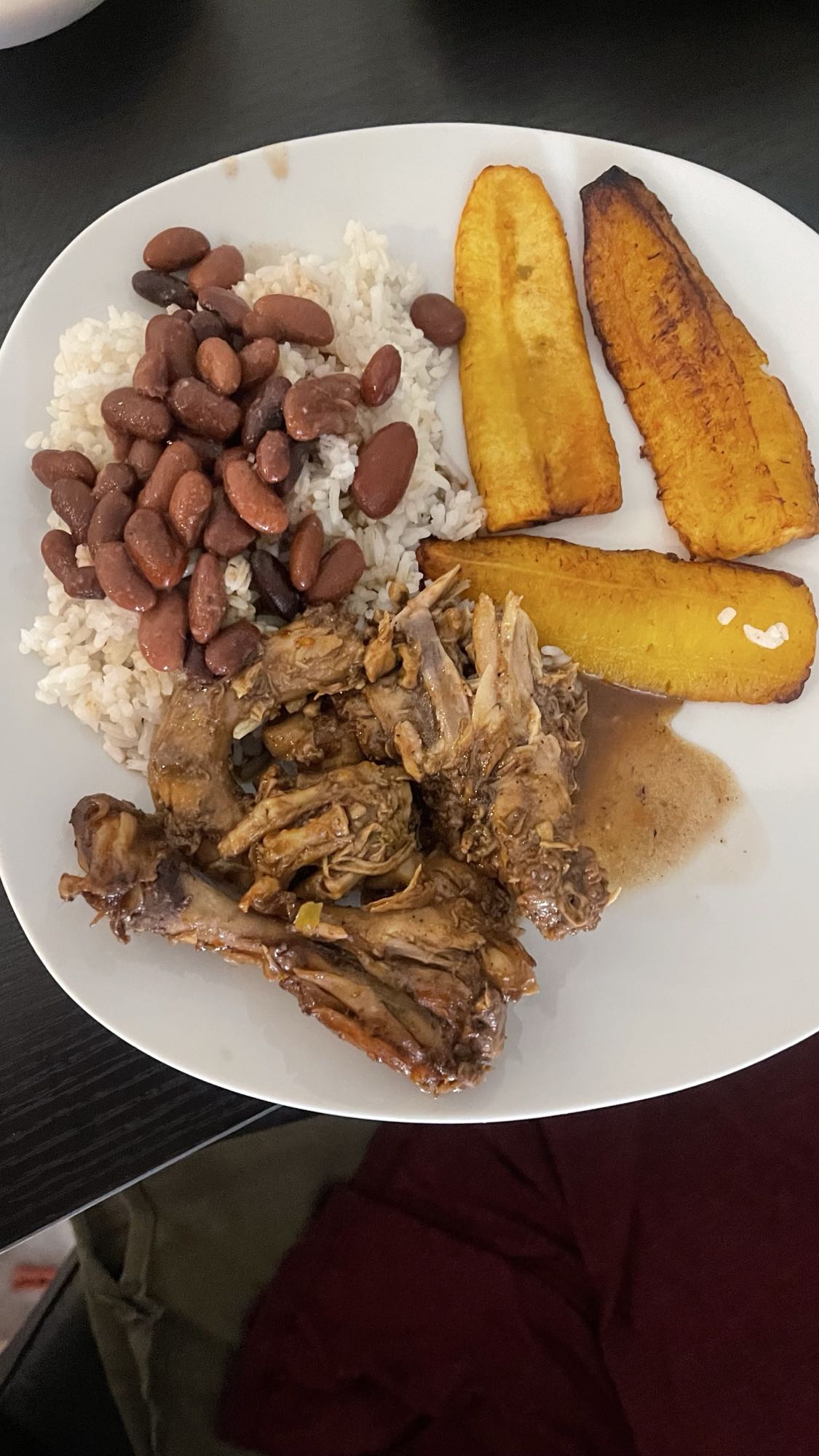 Pollo guisado con arroz, frijoles y plátano