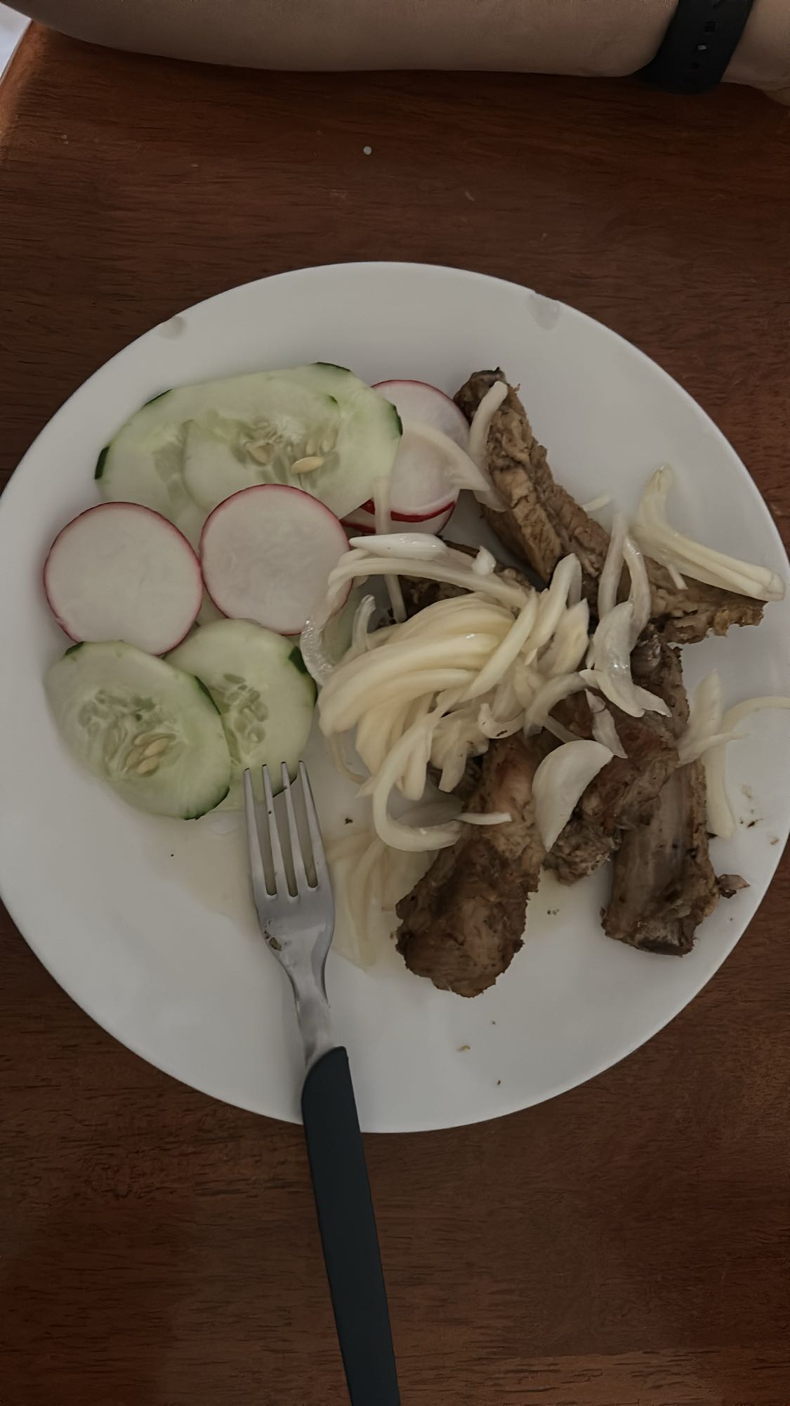 Costillas con ensalada fresca