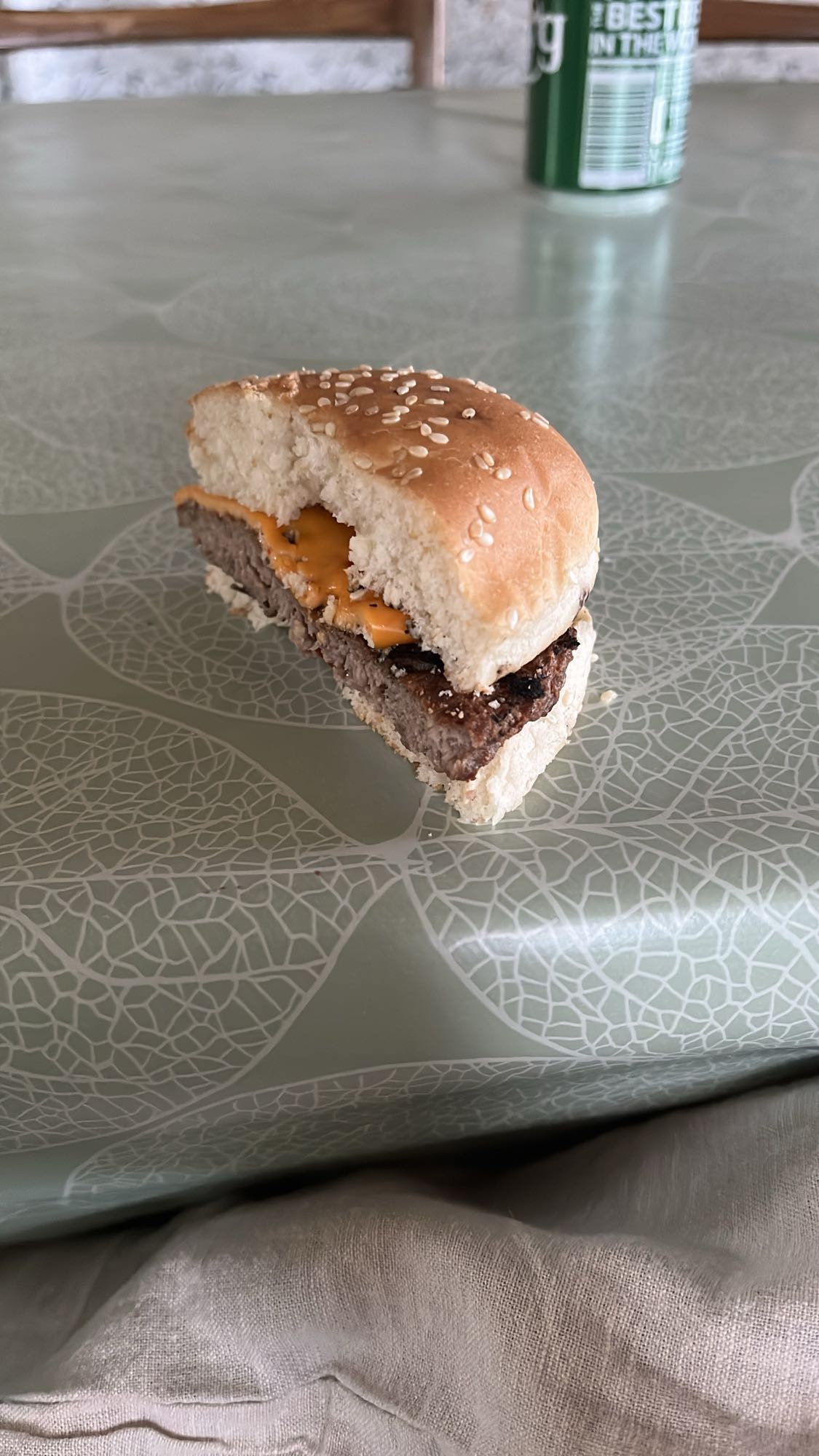 Ostburgare med bröd