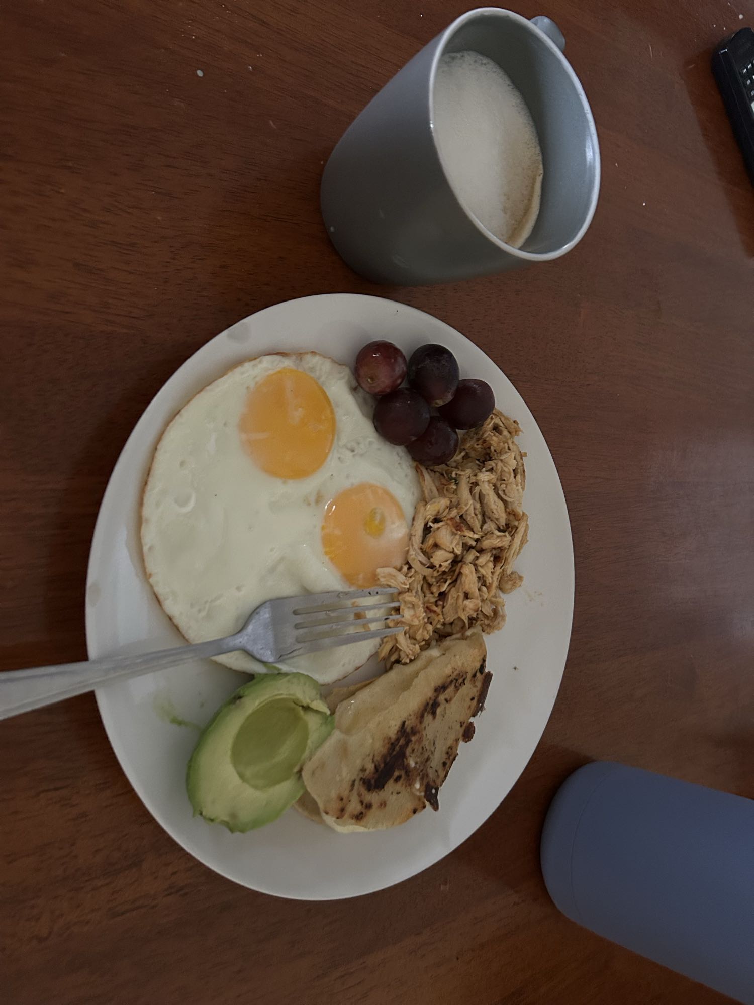 Desayuno con huevos y tortilla con quesillo