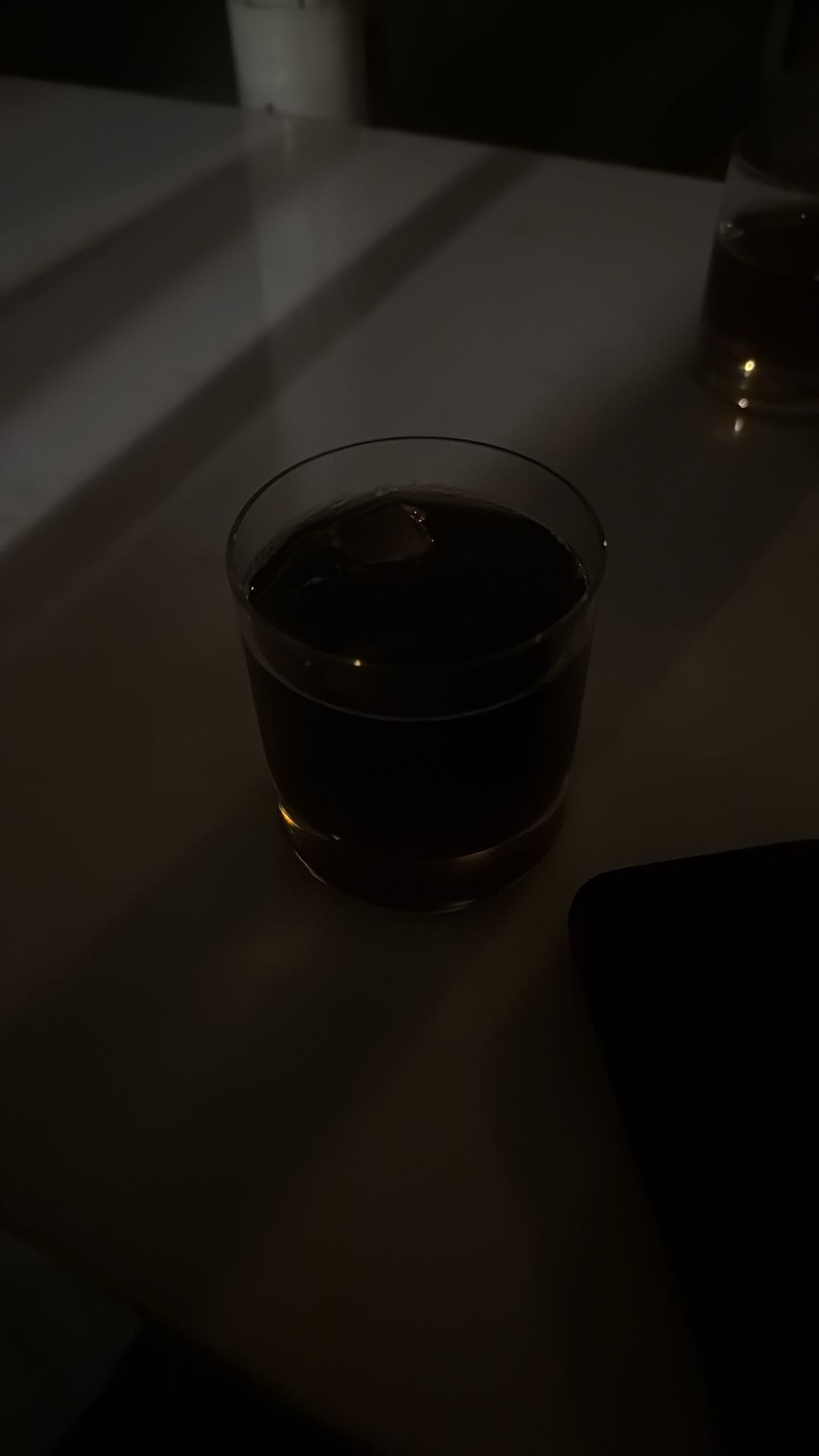 szklanka coli z lodem