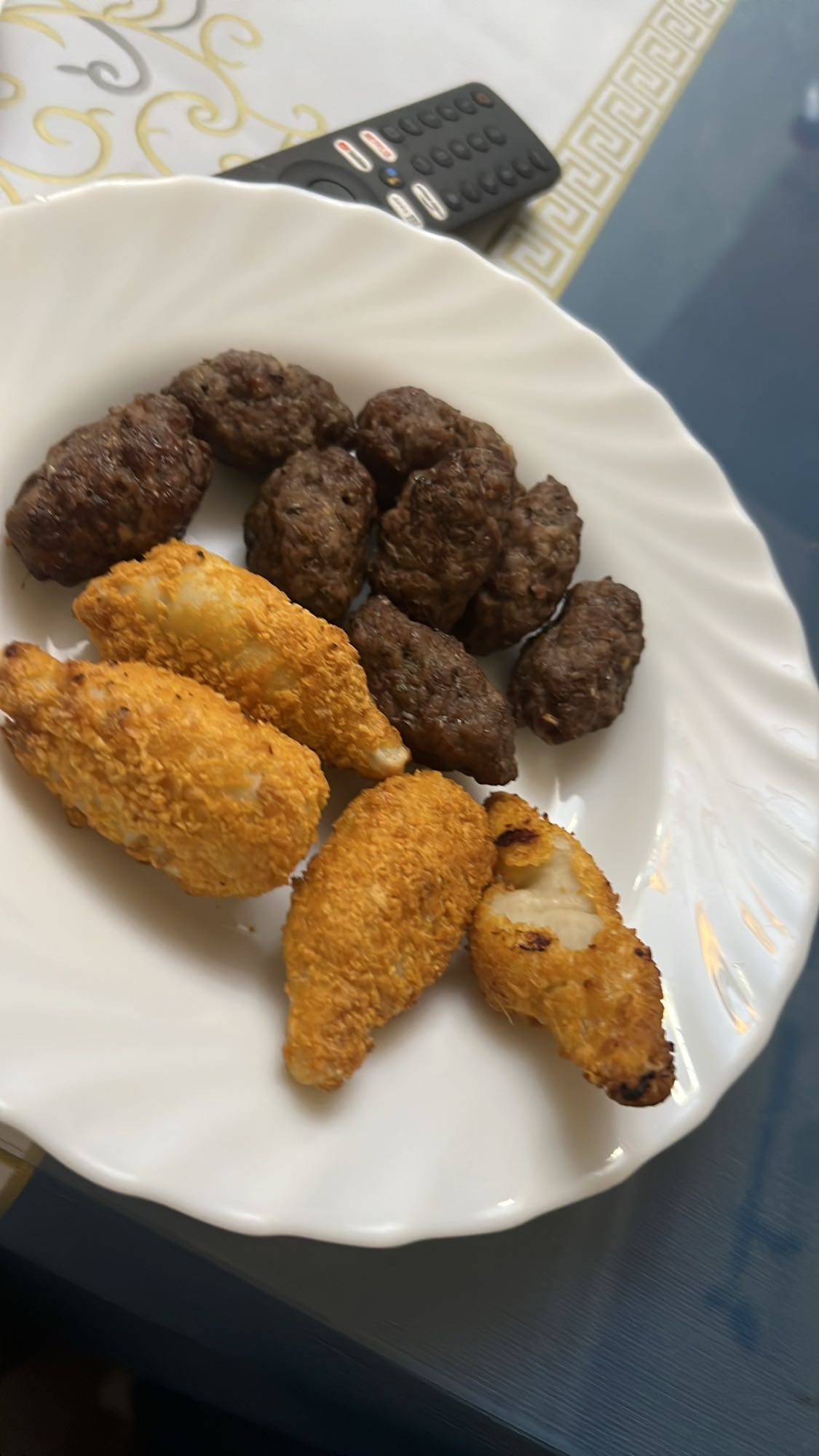 albóndigas y pollo empanizado