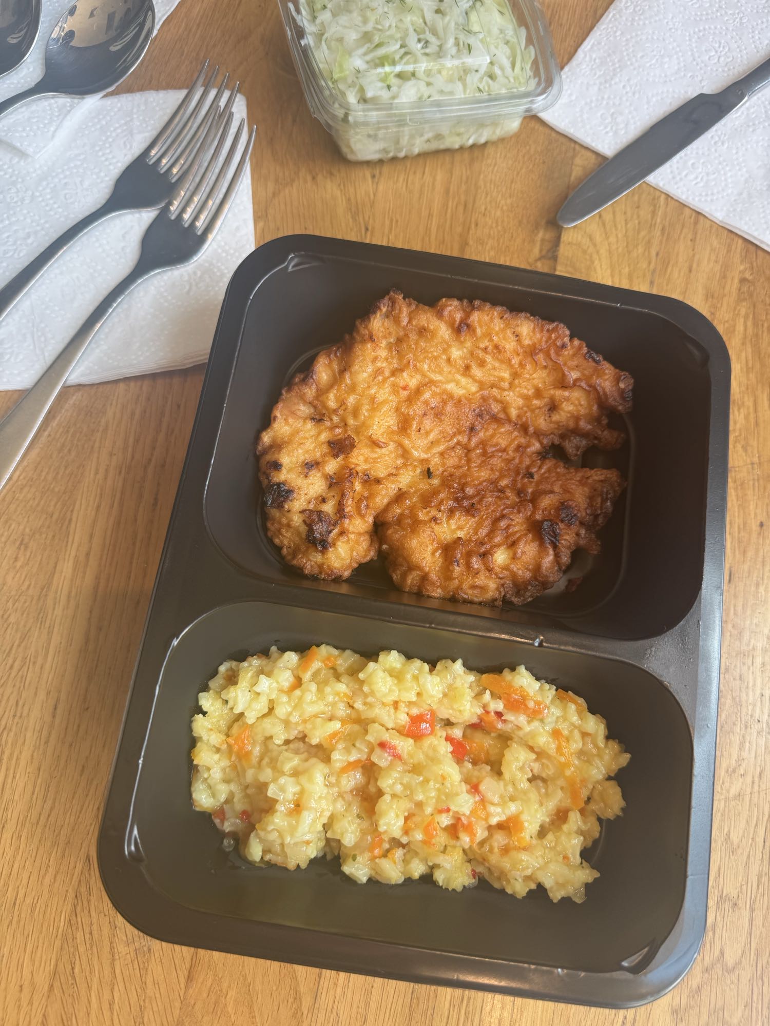 Snitel cu orez si salata