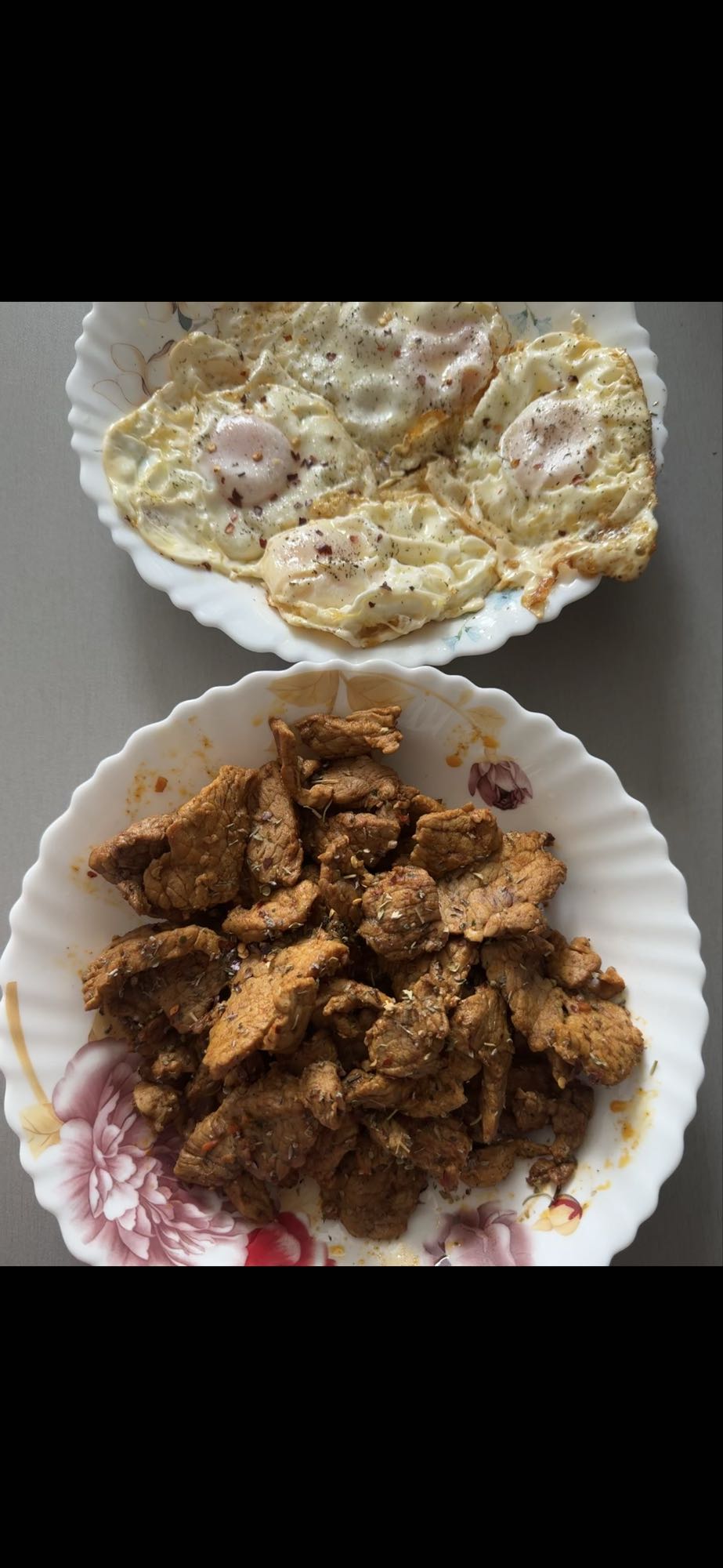 Oua prajite si carne