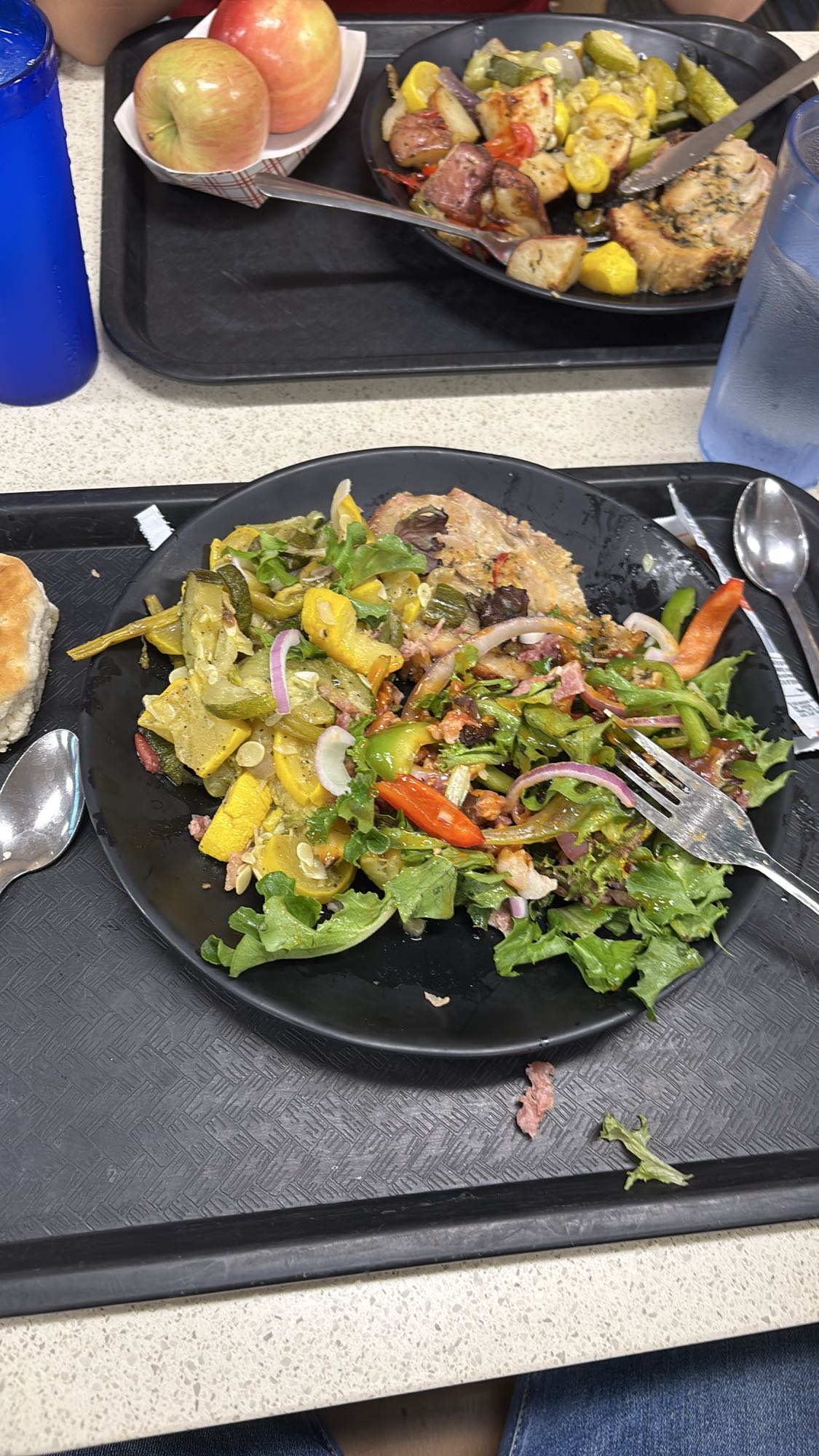 ensalada con pollo y pan