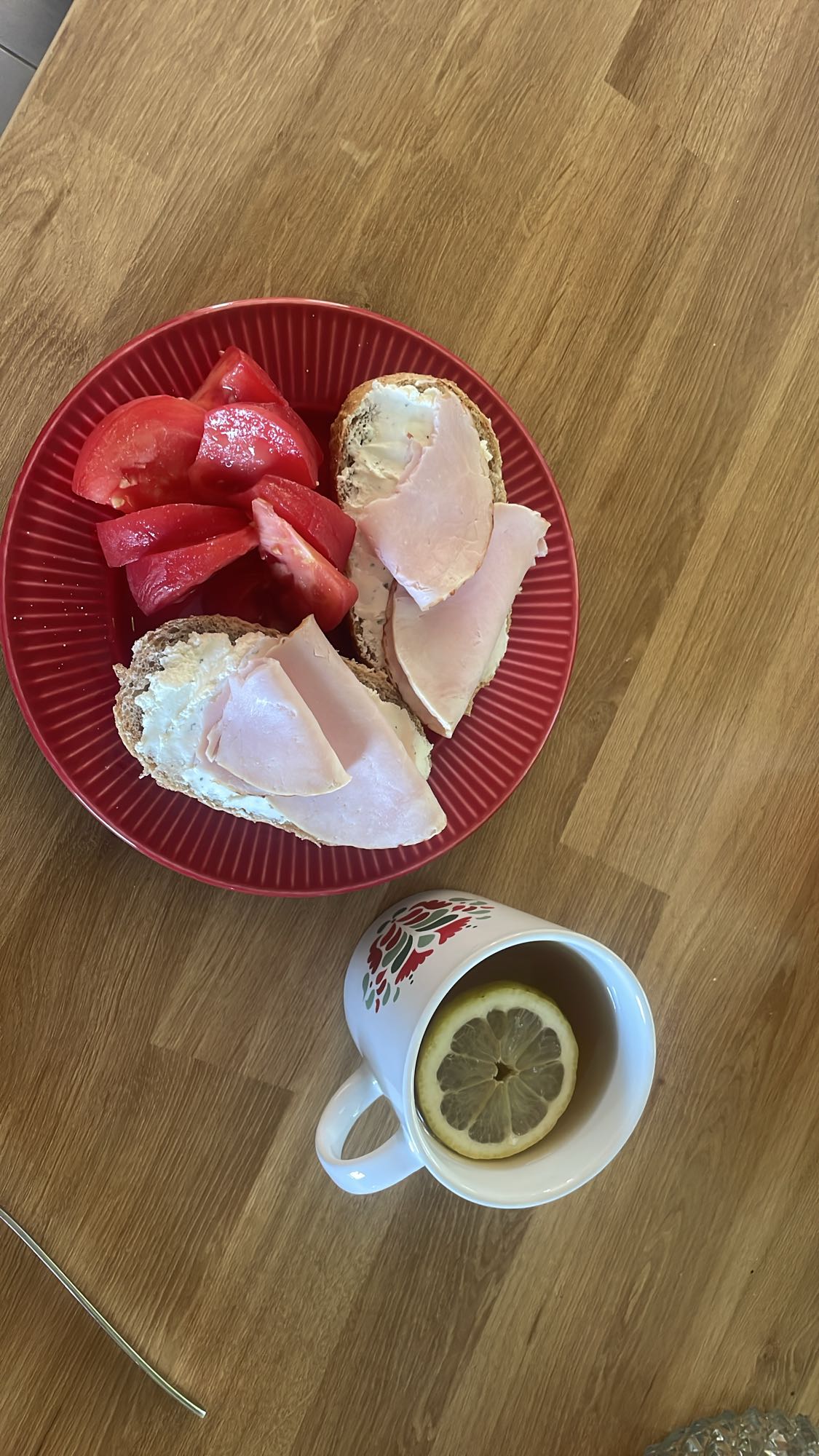 Kanapki z szynką i pomidorem