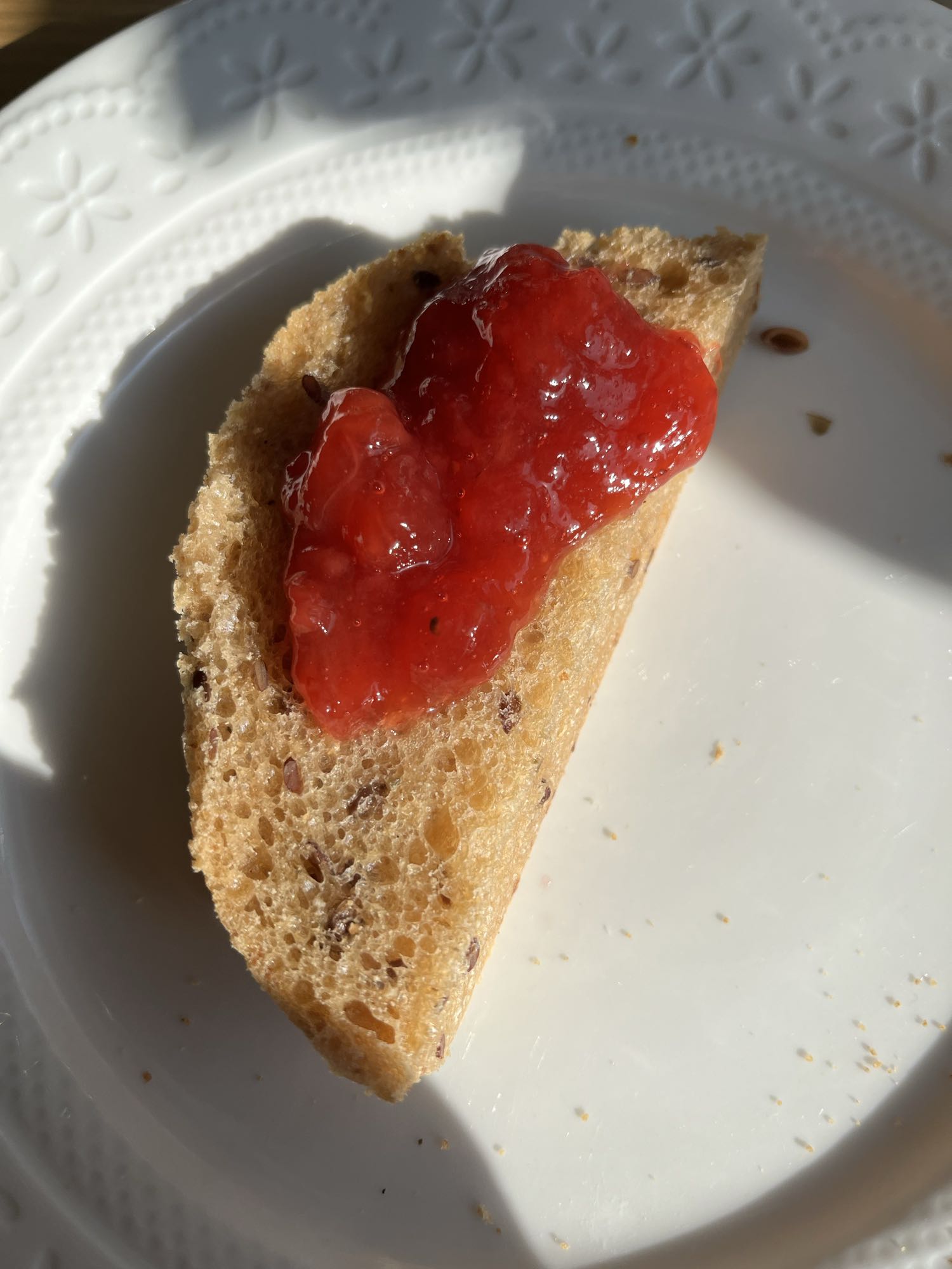 Brød med jordbærsyltetøy